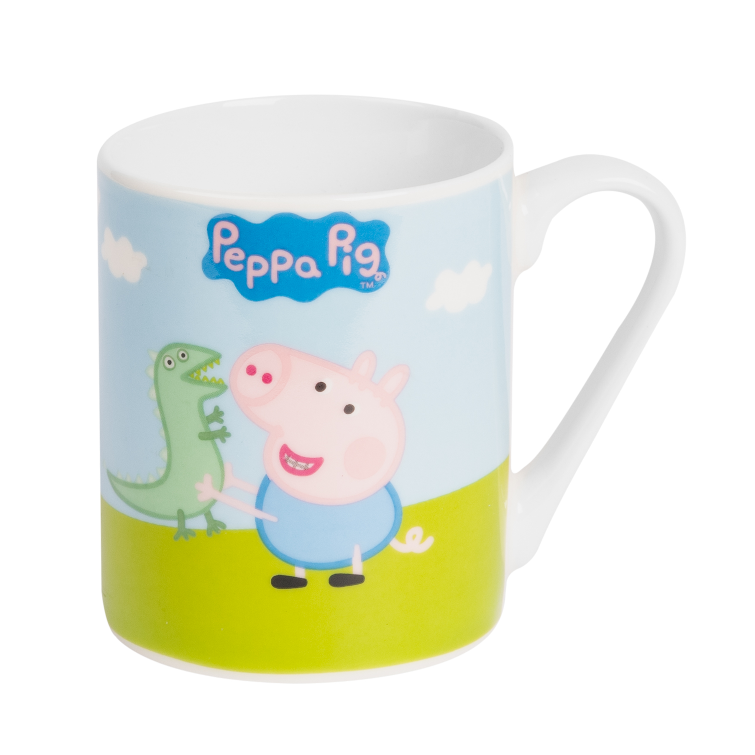 Eine weiße Tasse mit Peppa Wutz und einem Dinosaurier darauf, vor grünem und hellblauem Hintergrund.