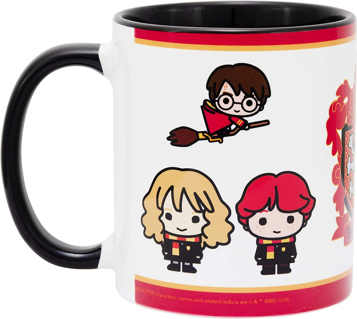Eine weiße Tasse mit Cartoon-Harry-Potter-Figuren. Der Henkel ist schwarz.
