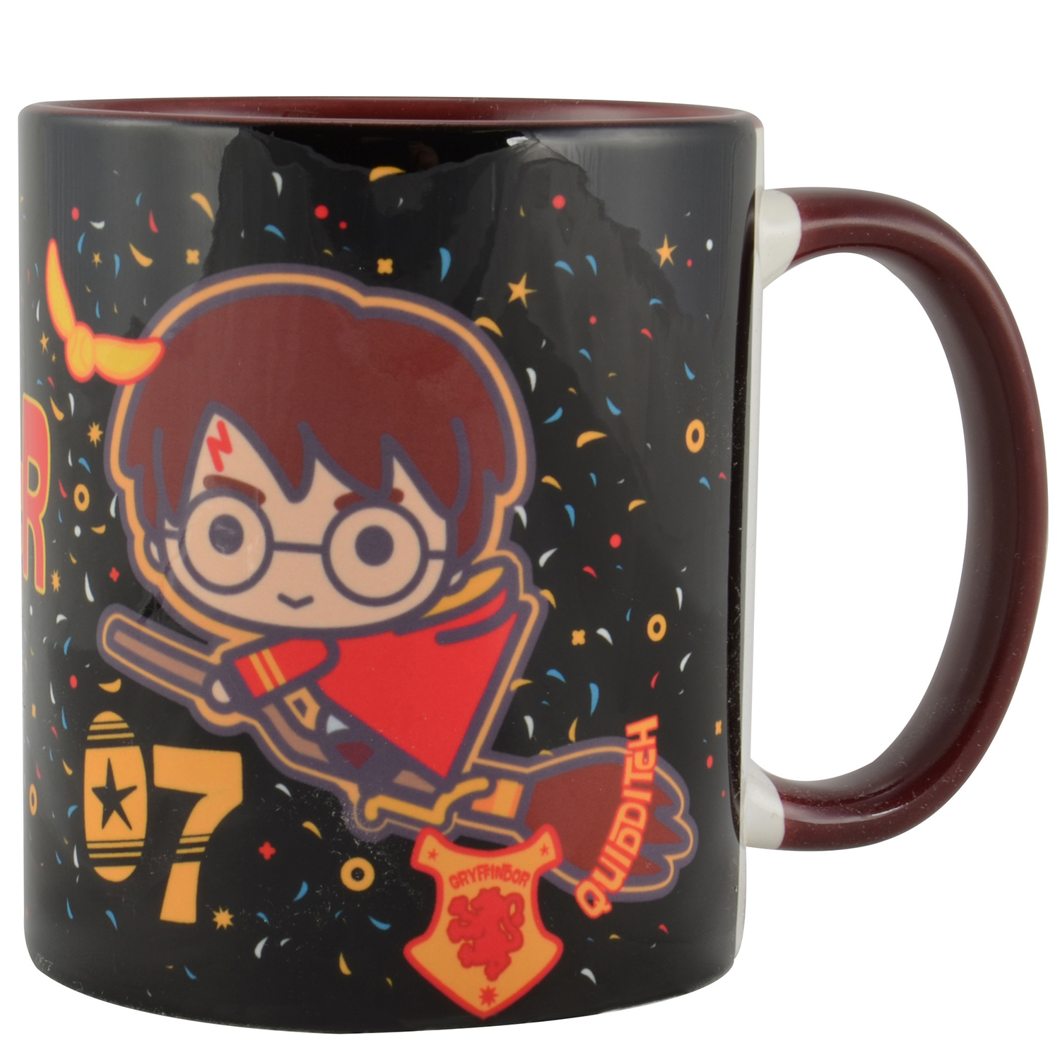Eine Tasse mit einem Cartoon Harry Potter auf einem Besen, mit 'Gryffindor' und 'Quidditch'.
