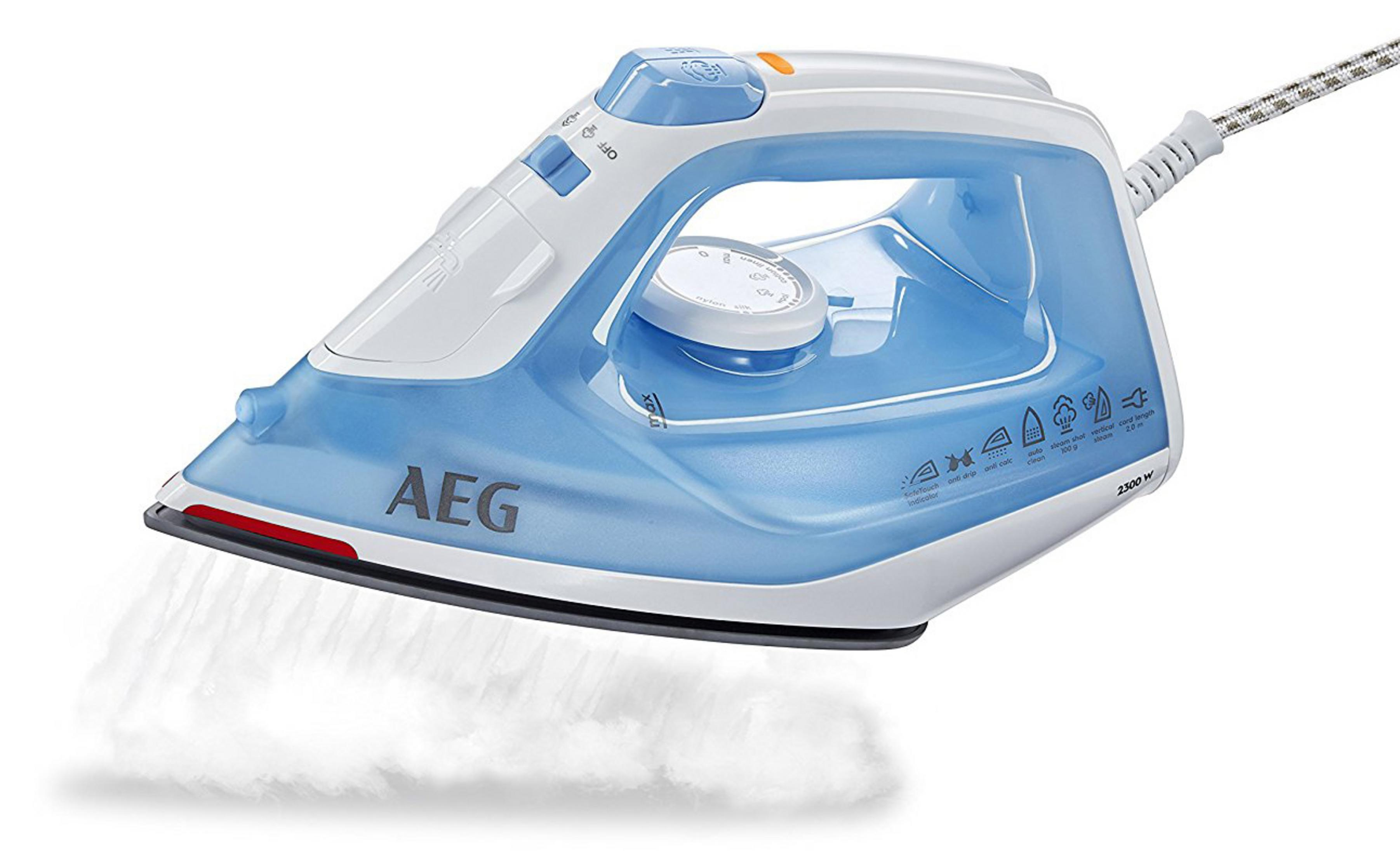 Białe i niebieskie żelazko AEG paruje. Białe tło. Żelazko jest włączone.