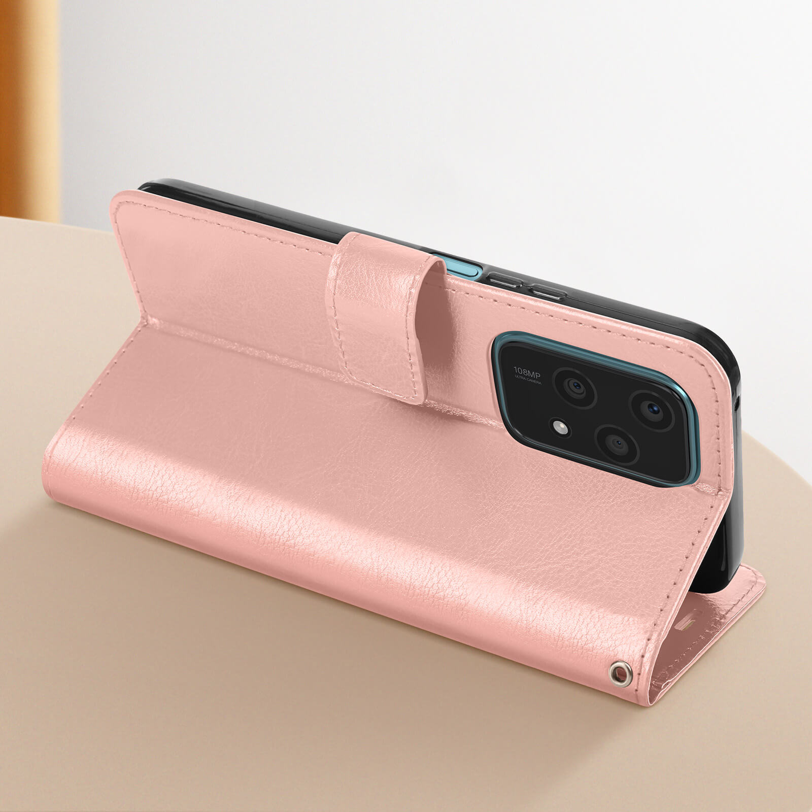 Eine pinkfarbene Handyhülle ist offen und zeigt ein Telefon darin. Die Hülle ist lederartig, mit Kameraausschnitt und Riemenloch.