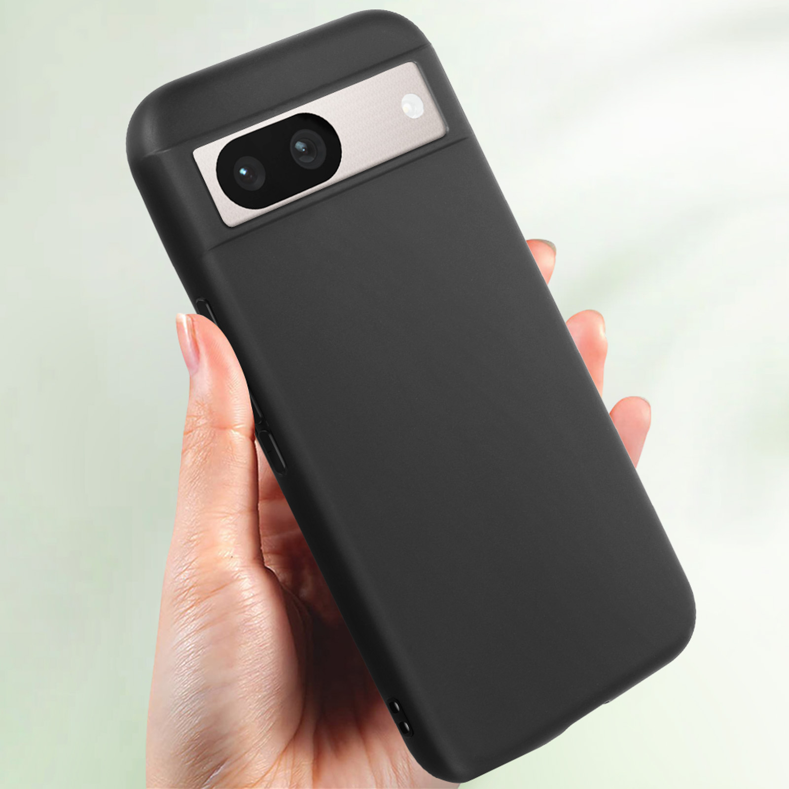 Zwarte telefoonhoes met camera-uitsparing, vastgehouden door een hand, op een witte achtergrond.
