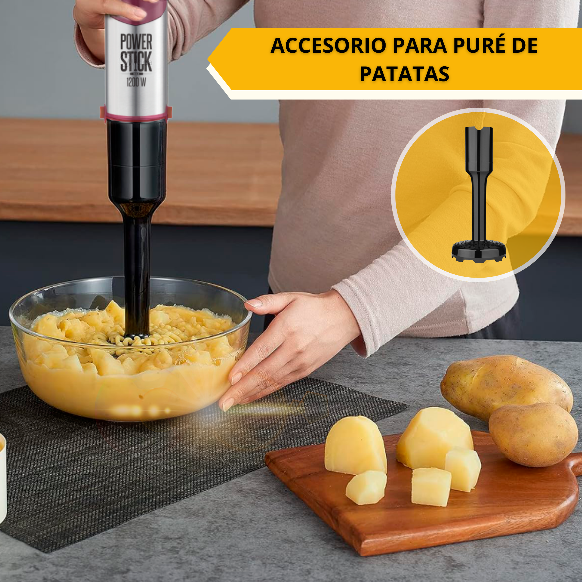 Una persona mezcla puré de papas con una batidora de mano, con papas y una tabla de madera en la mesa.