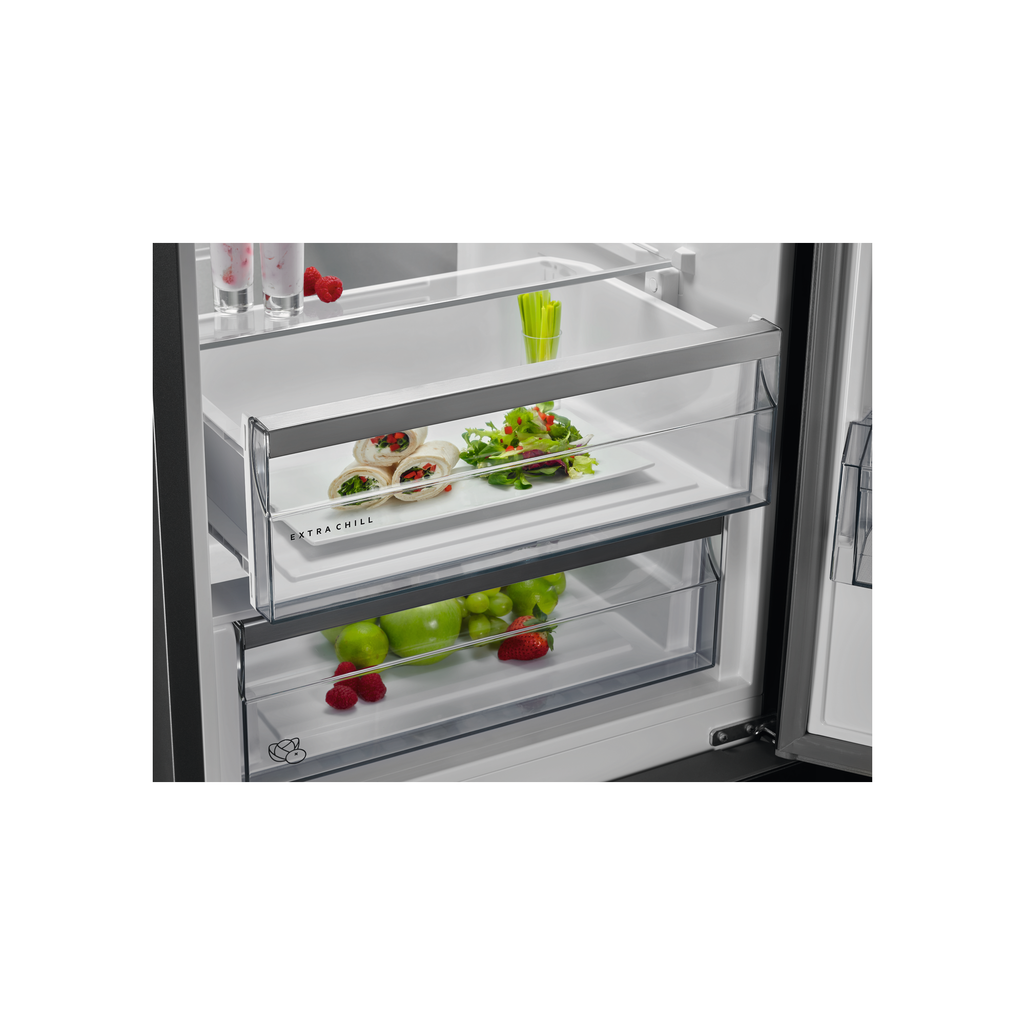 Interior de refrigerador con comida en estantes. Cajones transparentes.