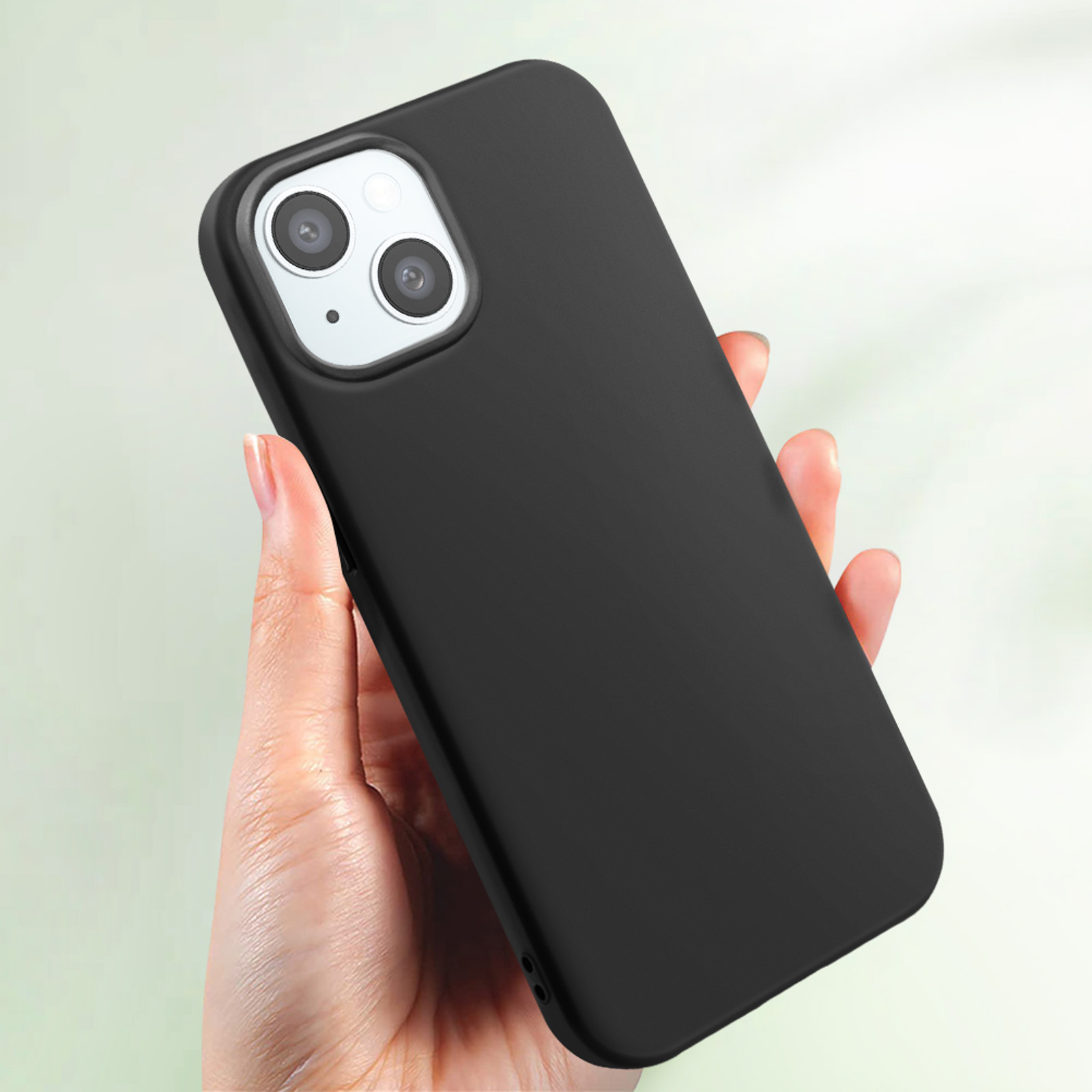 Een zwarte telefoonhoes in een hand, met een zwarte telefoon met een cameramodule.