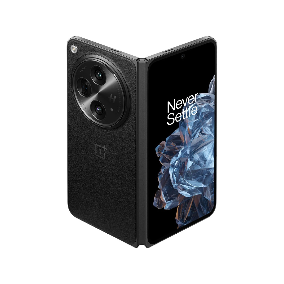 Czarny składany smartfon z potrójnym aparatem. Marka to OnePlus. Białe tło.