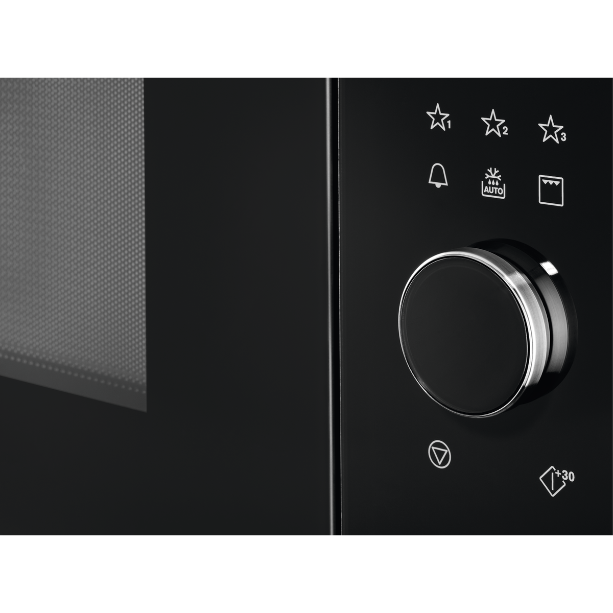 Primer plano del panel de control de un horno microondas negro. Tiene botones con símbolos de estrella, campana, auto y un dial.