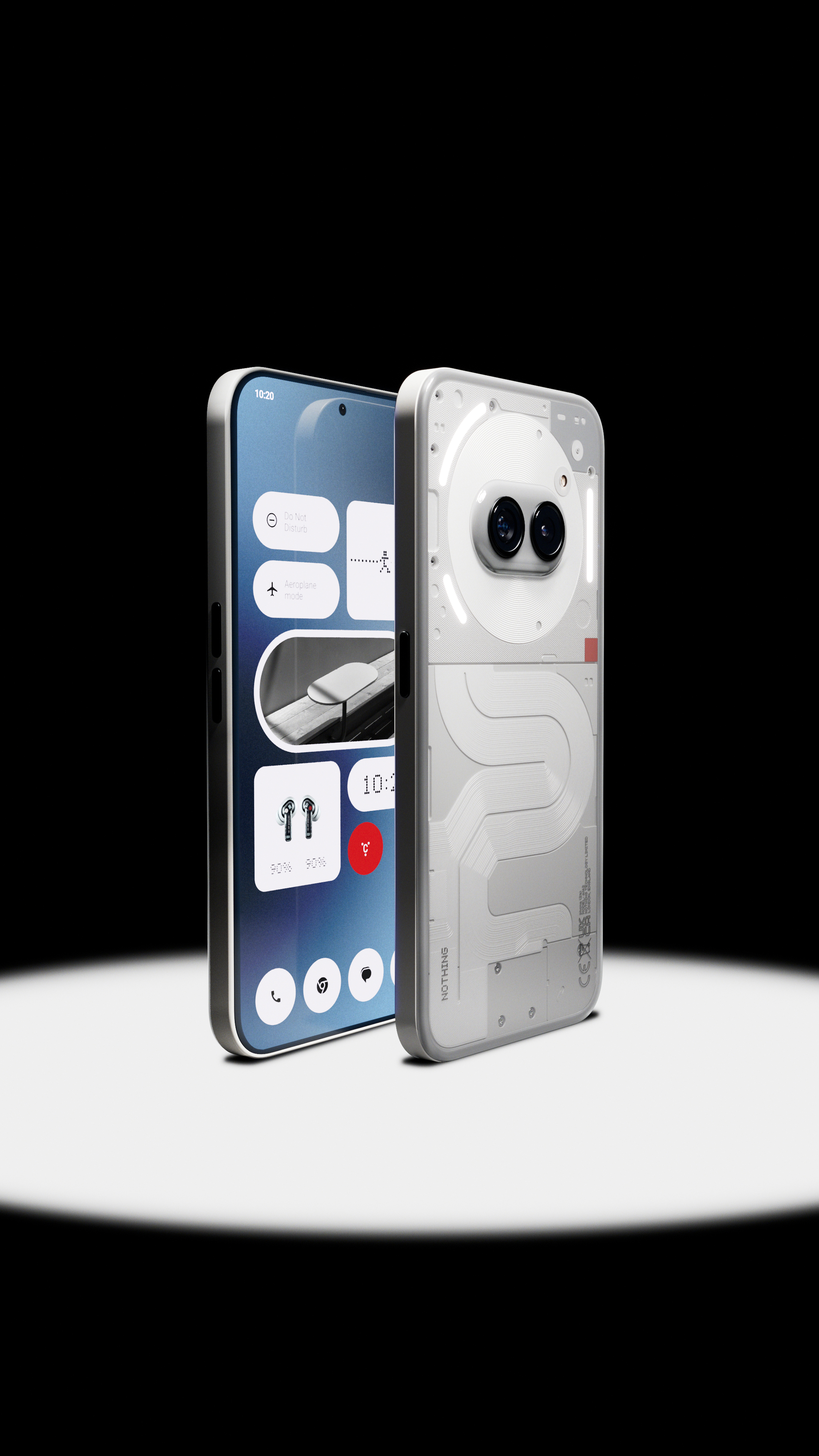 Biały i przezroczysty smartfon obok ekranu wyświetlającego interfejs aplikacji.