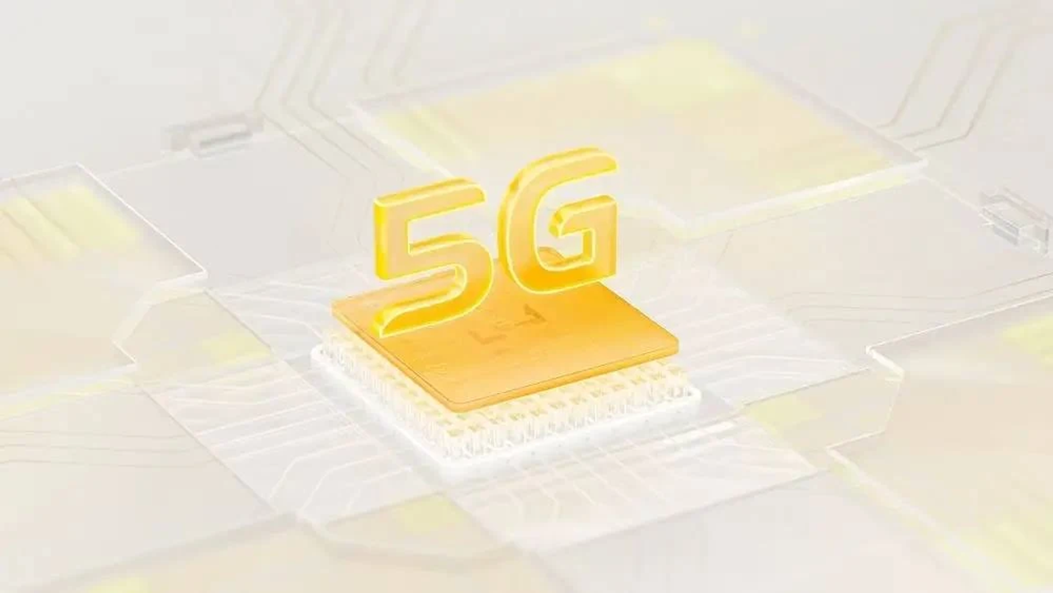 Un chip 5G su una scheda di circuito con un logo 5G giallo sopra, su sfondo chiaro.