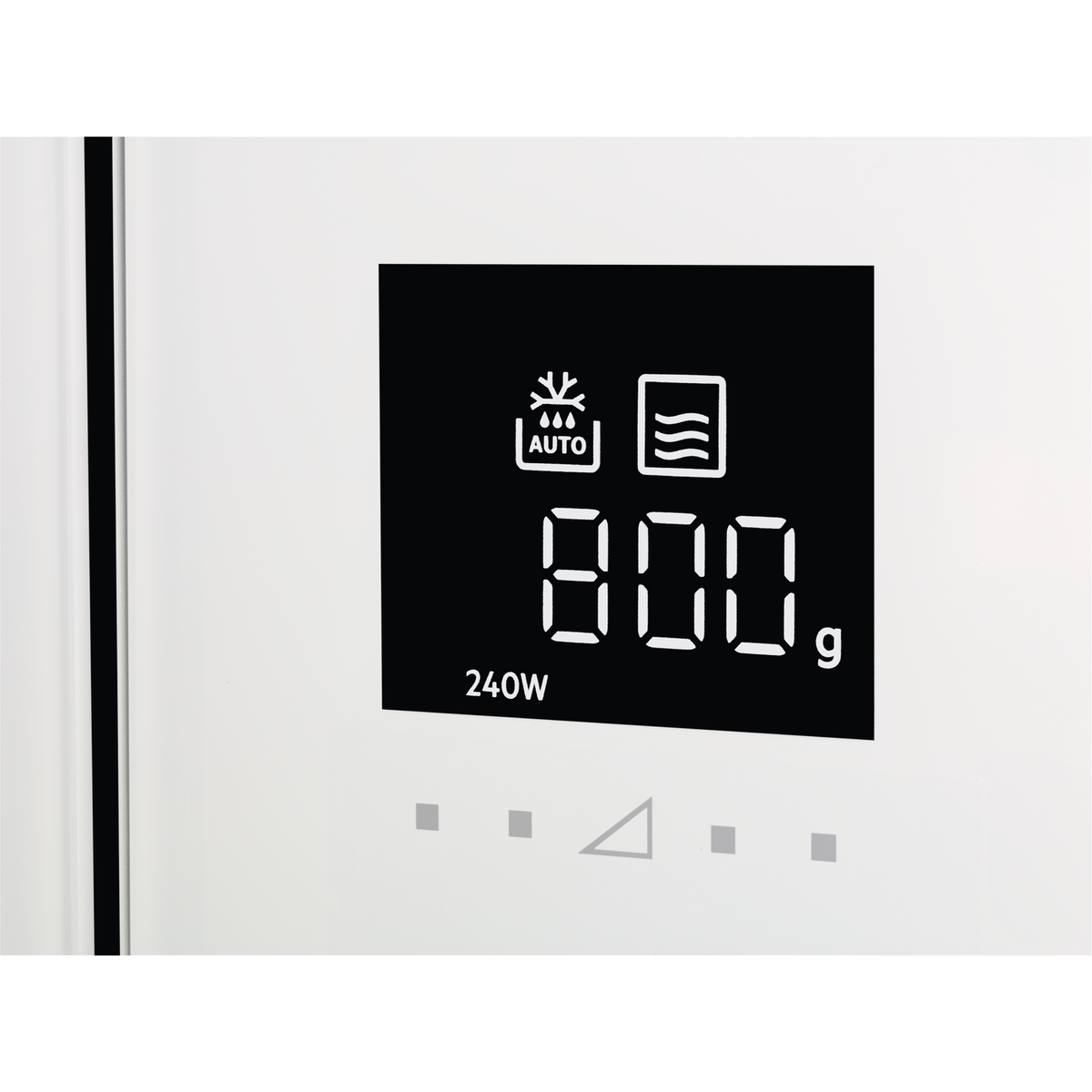 Un display che mostra 800g e 240W, con simboli relativi all'asciugatura e una funzione auto.