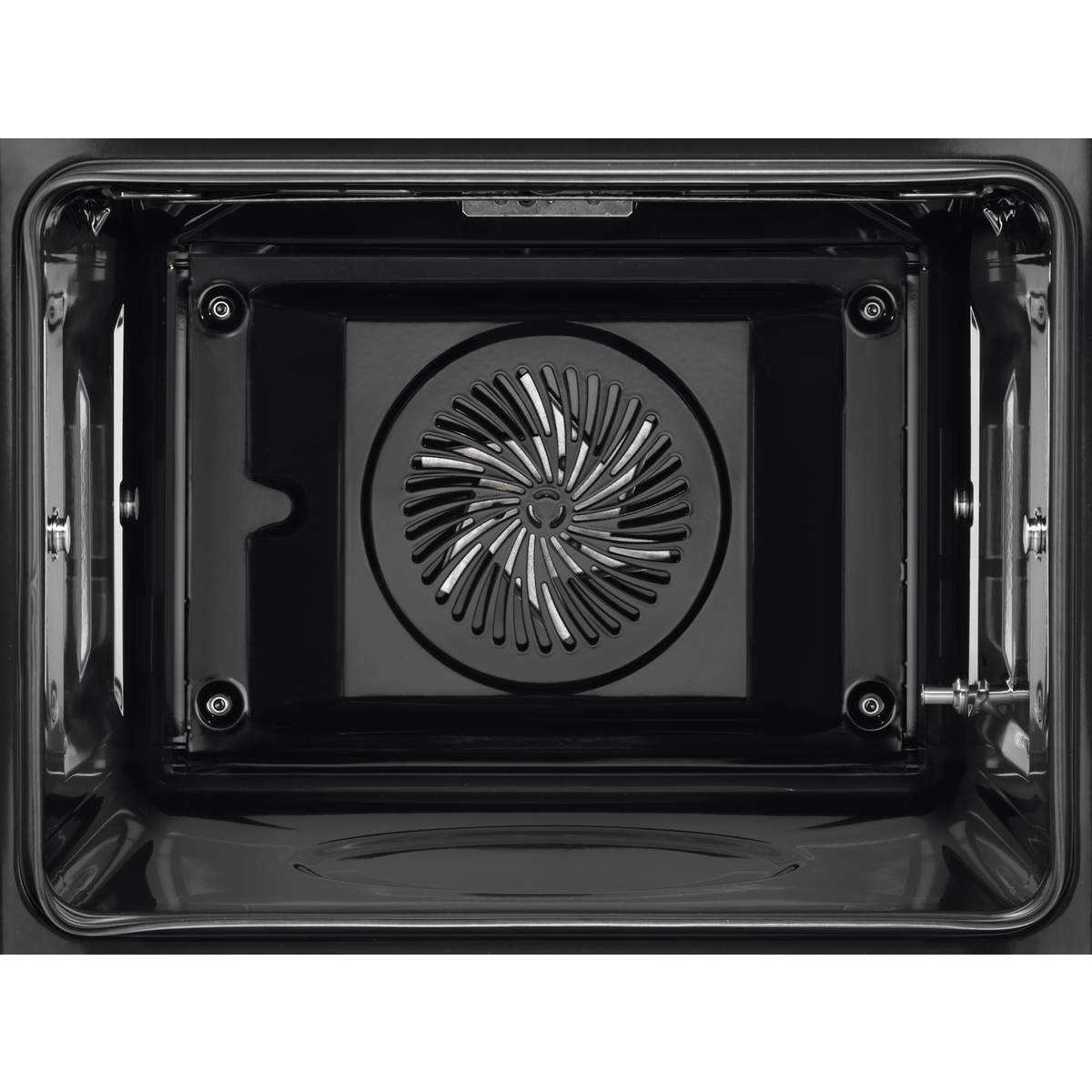 Interior de un horno, con ventilador central, interior negro.