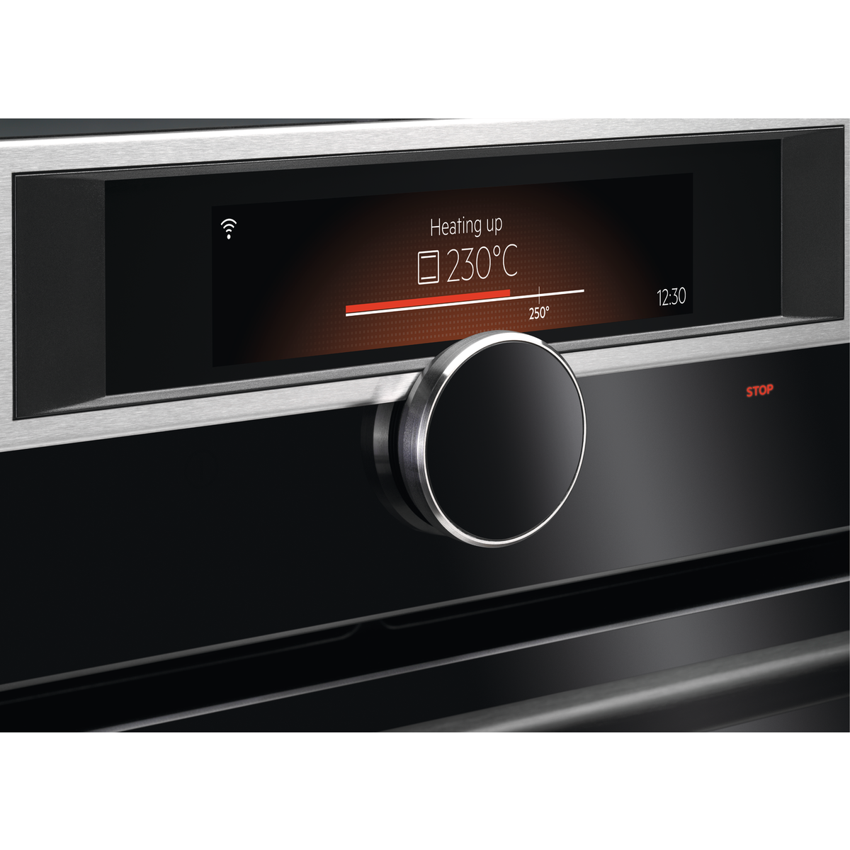 Panel de control del horno. Pantalla muestra calentamiento, temperatura y hora.