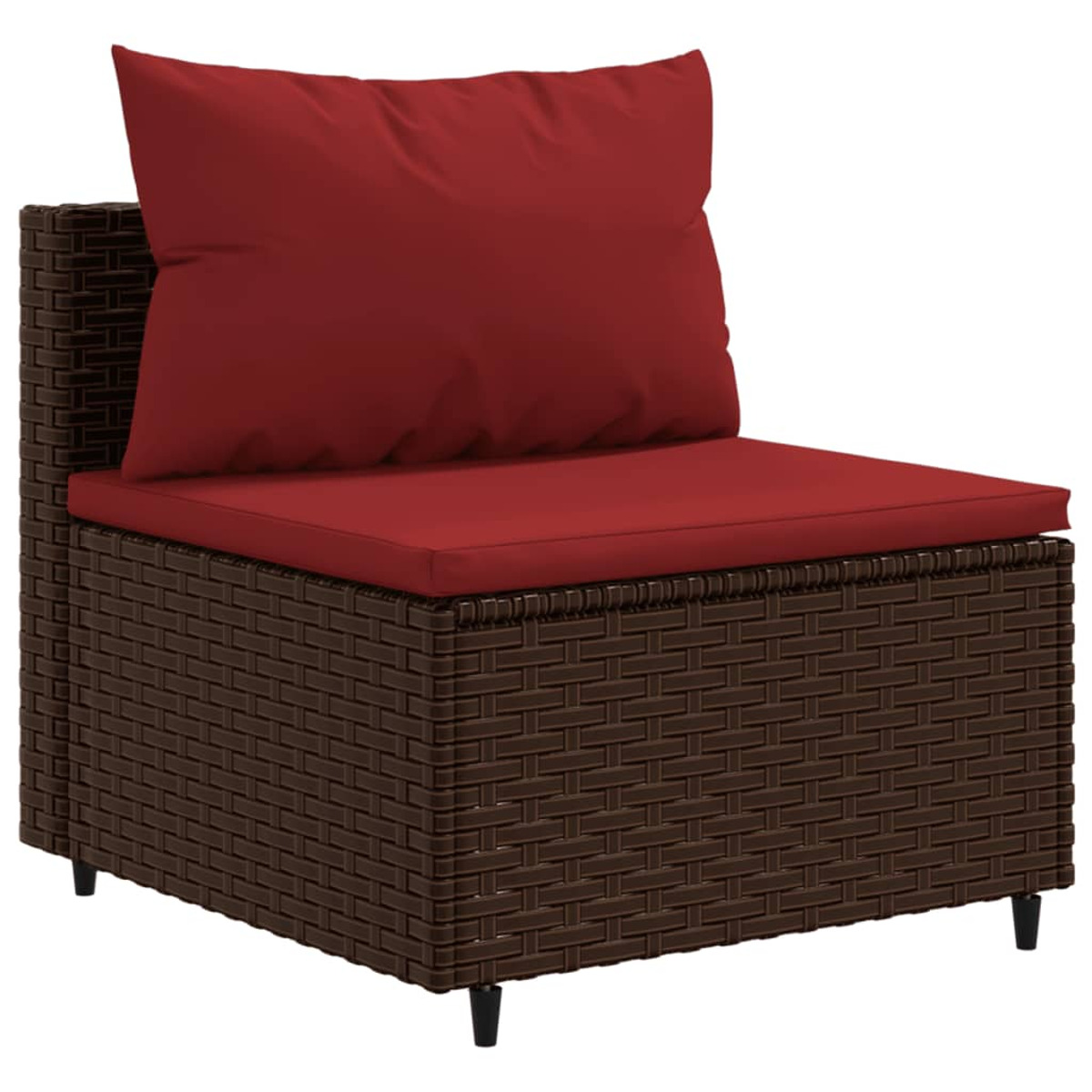 Braunes Rattan-Sofa mit rotem Kissen.