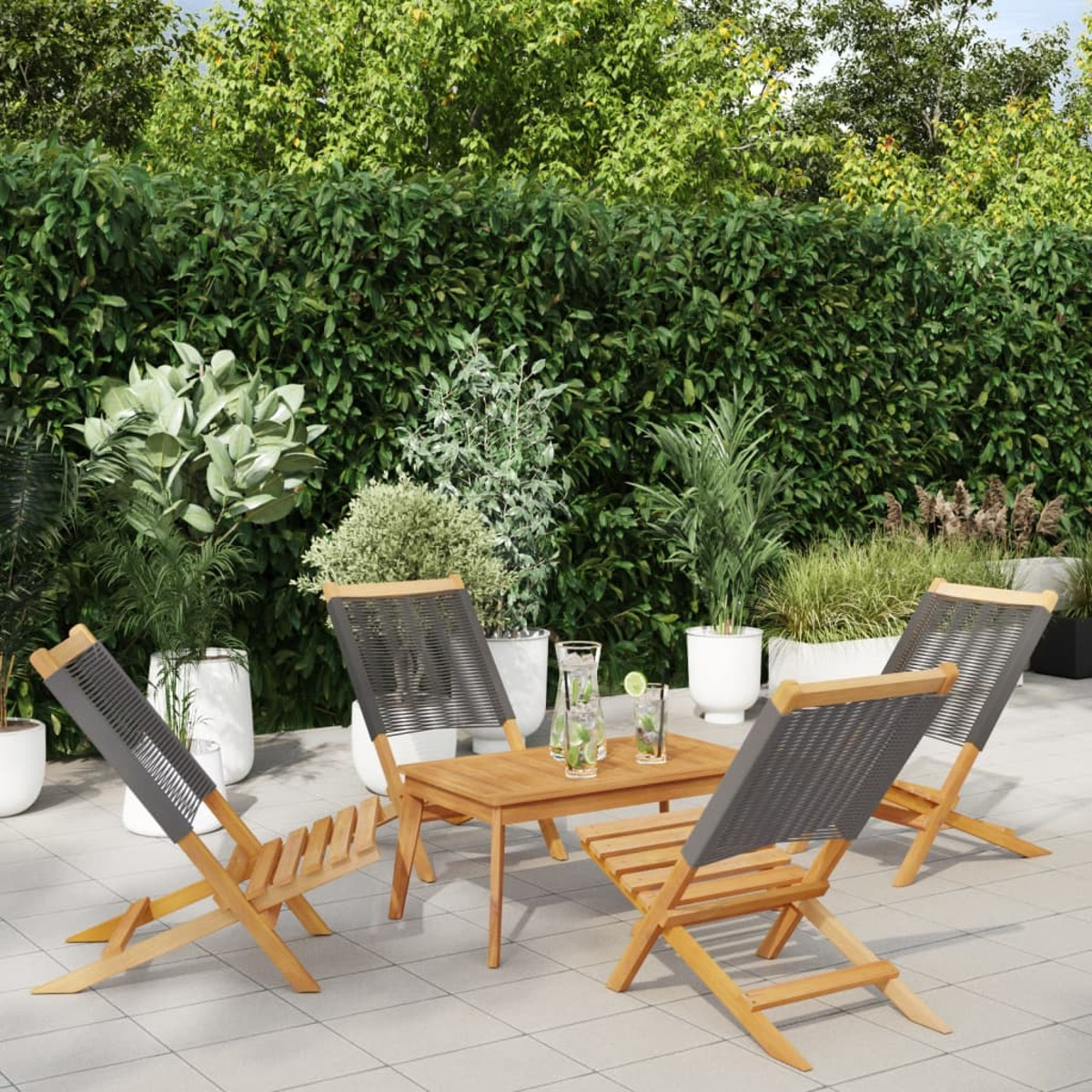 Set patio esterno con tavolo in legno, sedie e piante. Sfondo di siepe verde. Giorno soleggiato.