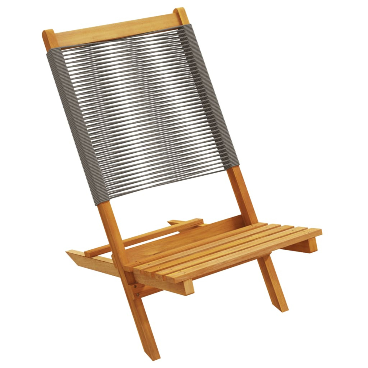 Sedia pieghevole in legno con schienale e seduta in tessuto grigio. Isolato su sfondo bianco.