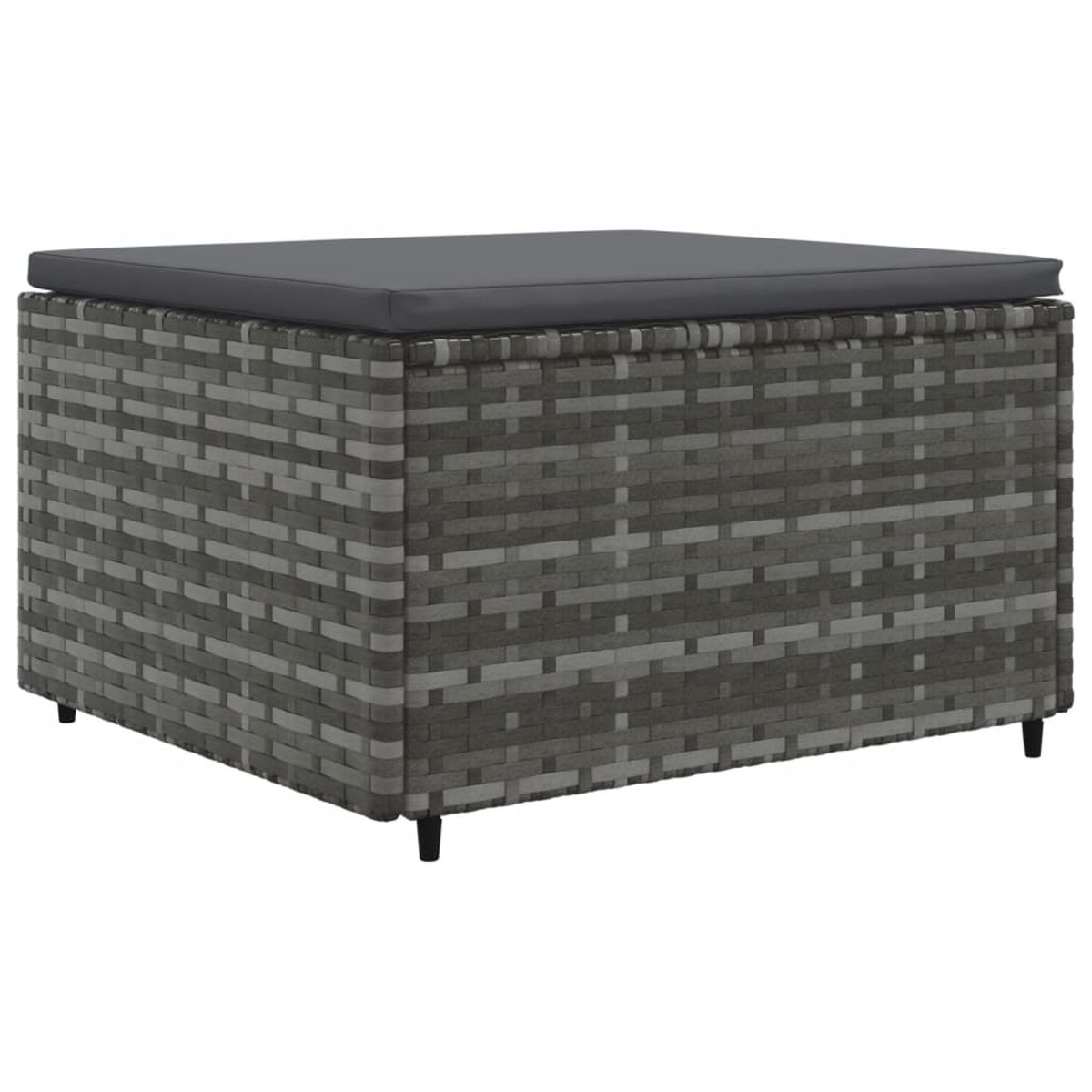 Un pouf quadrato in rattan grigio con un cuscino grigio sopra, posto su uno sfondo bianco.