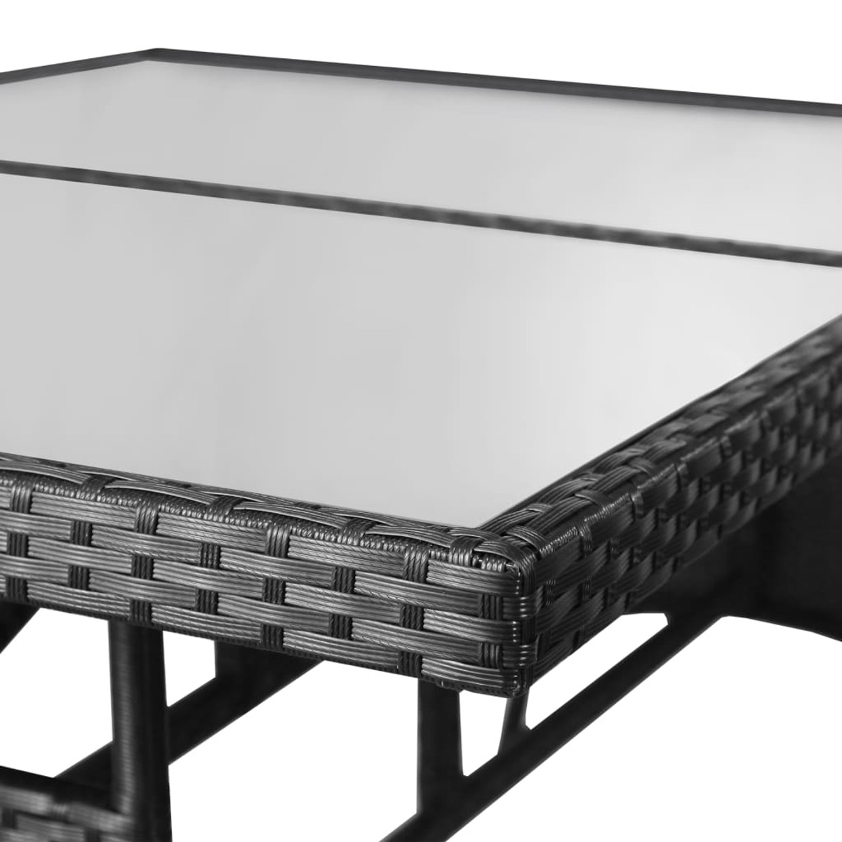 Nahaufnahme eines schwarzen, gewebten Außentisches. Glasplatte, die Licht reflektiert.