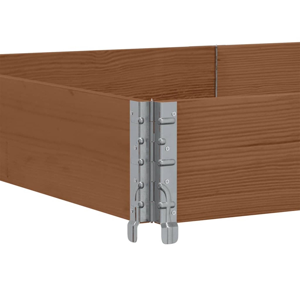 Angolo di un'aiuola rialzata in legno con cerniere e fissaggi metallici.