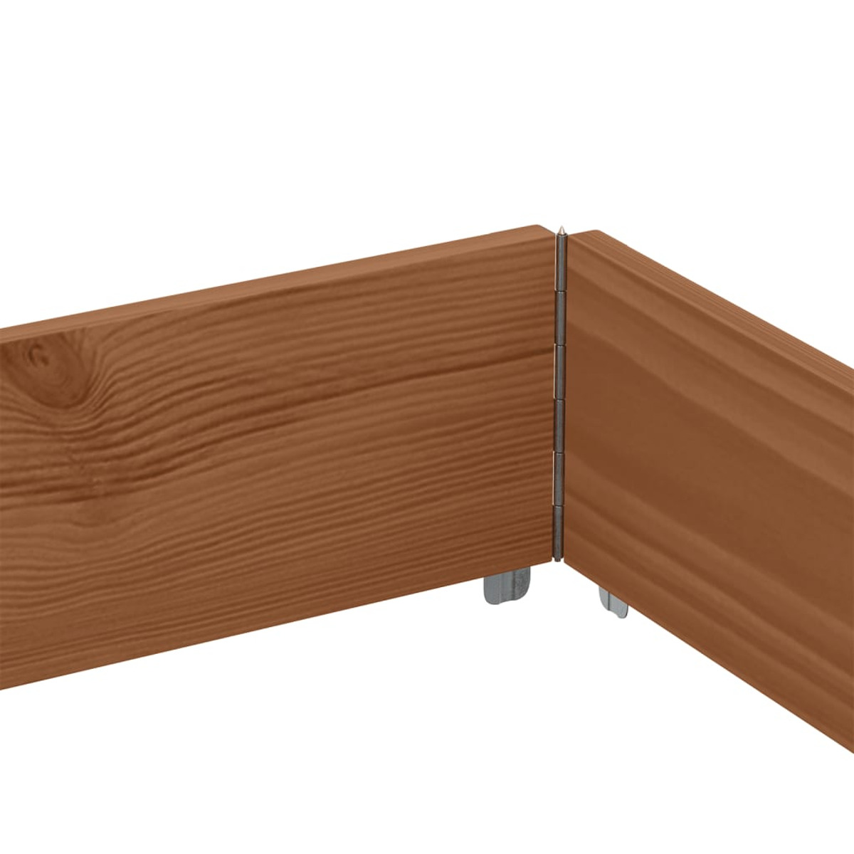 Primo piano di due assi di legno marrone unite, che mostrano venature e cerniera metallica.