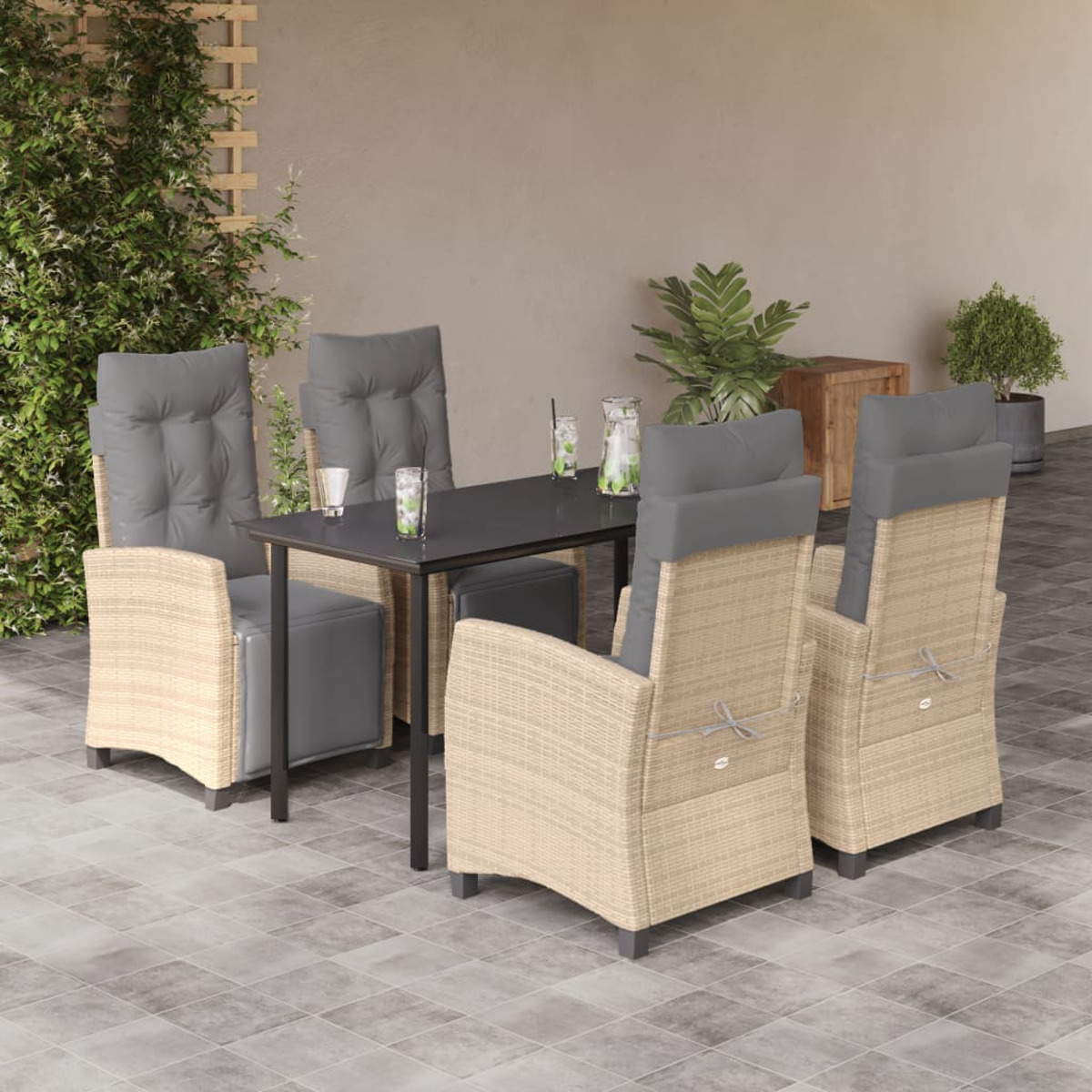 Terrassenset: Tisch, vier Stühle mit grauen Kissen, Pflanzen.