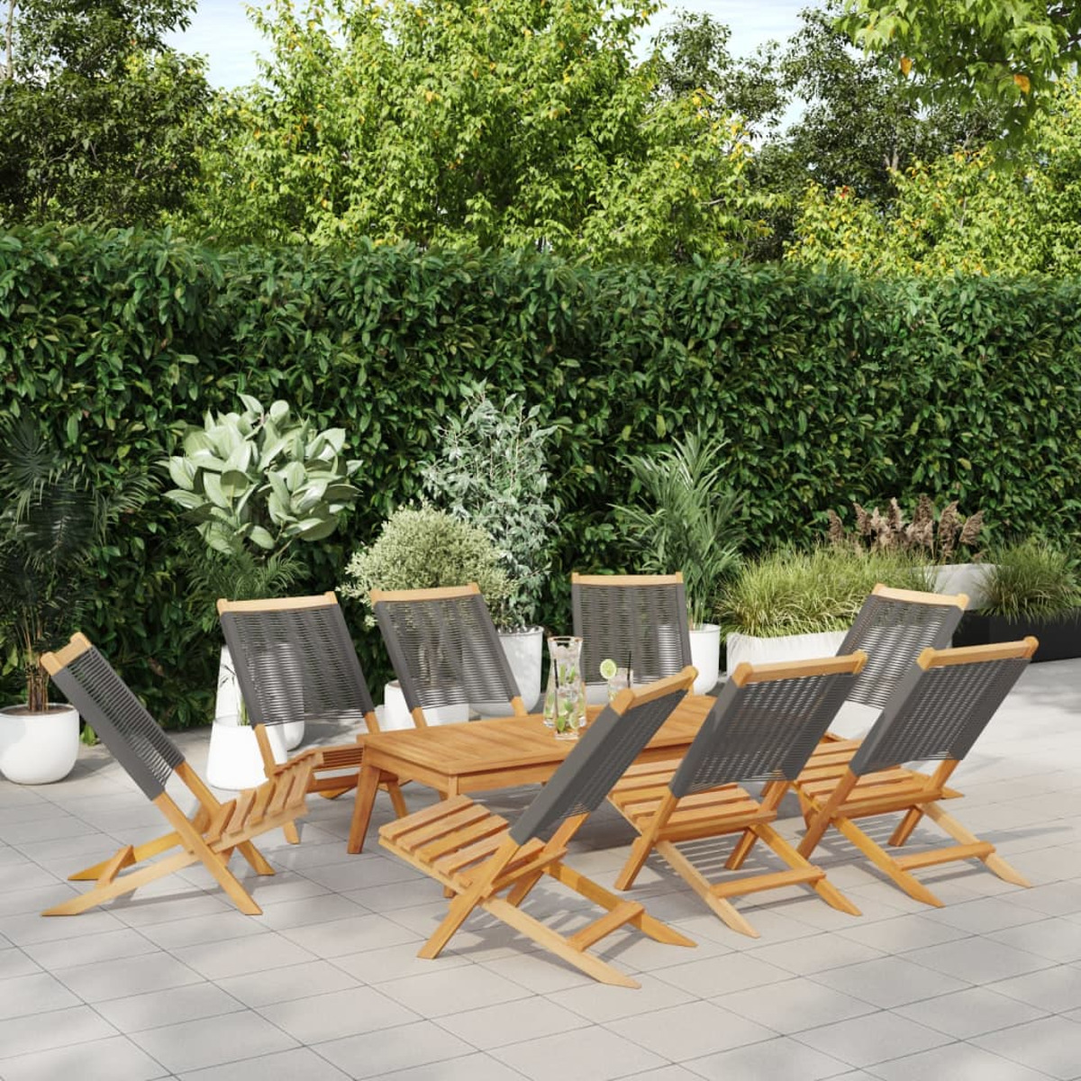 Juego de muebles de exterior: mesa de madera y seis sillas, en un patio, rodeado de vegetación.