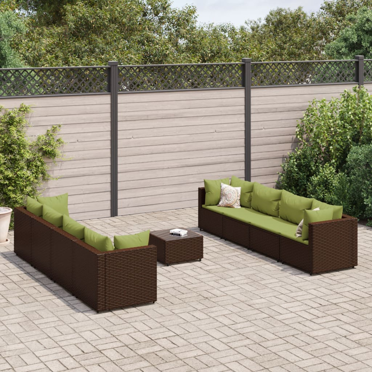 Juego de muebles de patio: dos sofás, mesa de centro, cojines y patio adoquinado con valla de madera.
