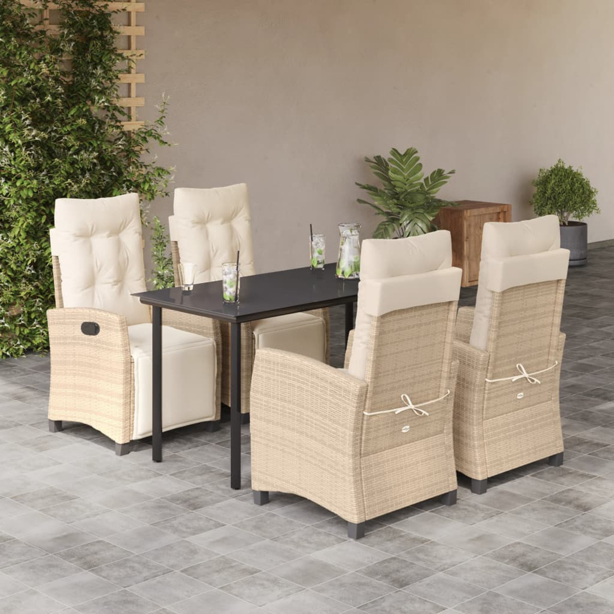 Set da pranzo all'aperto con tavolo, sedie e bevande. Cuscini beige e sfondo neutro.