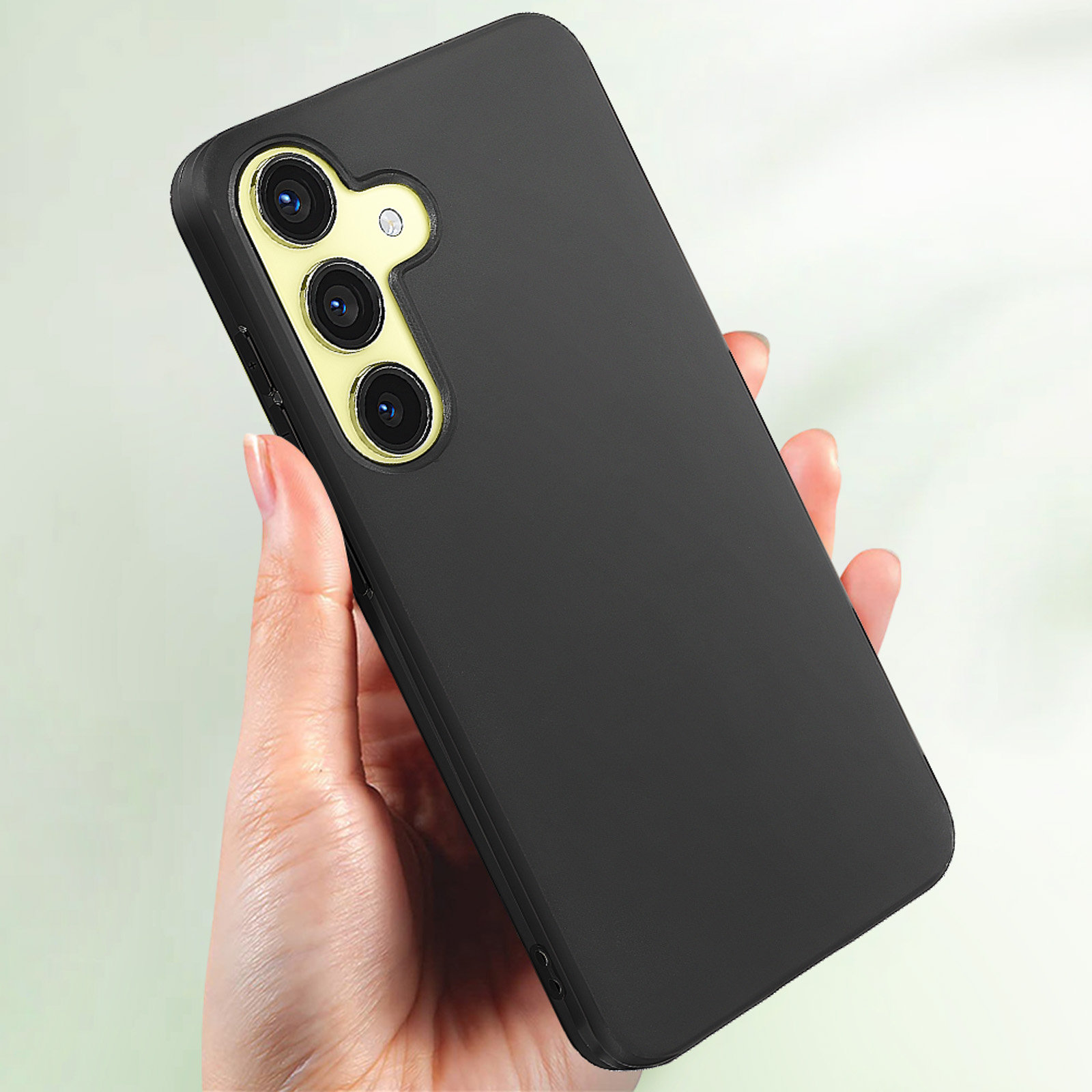 Mano che tiene una custodia nera per telefono con ritaglio per fotocamera e tre lenti.