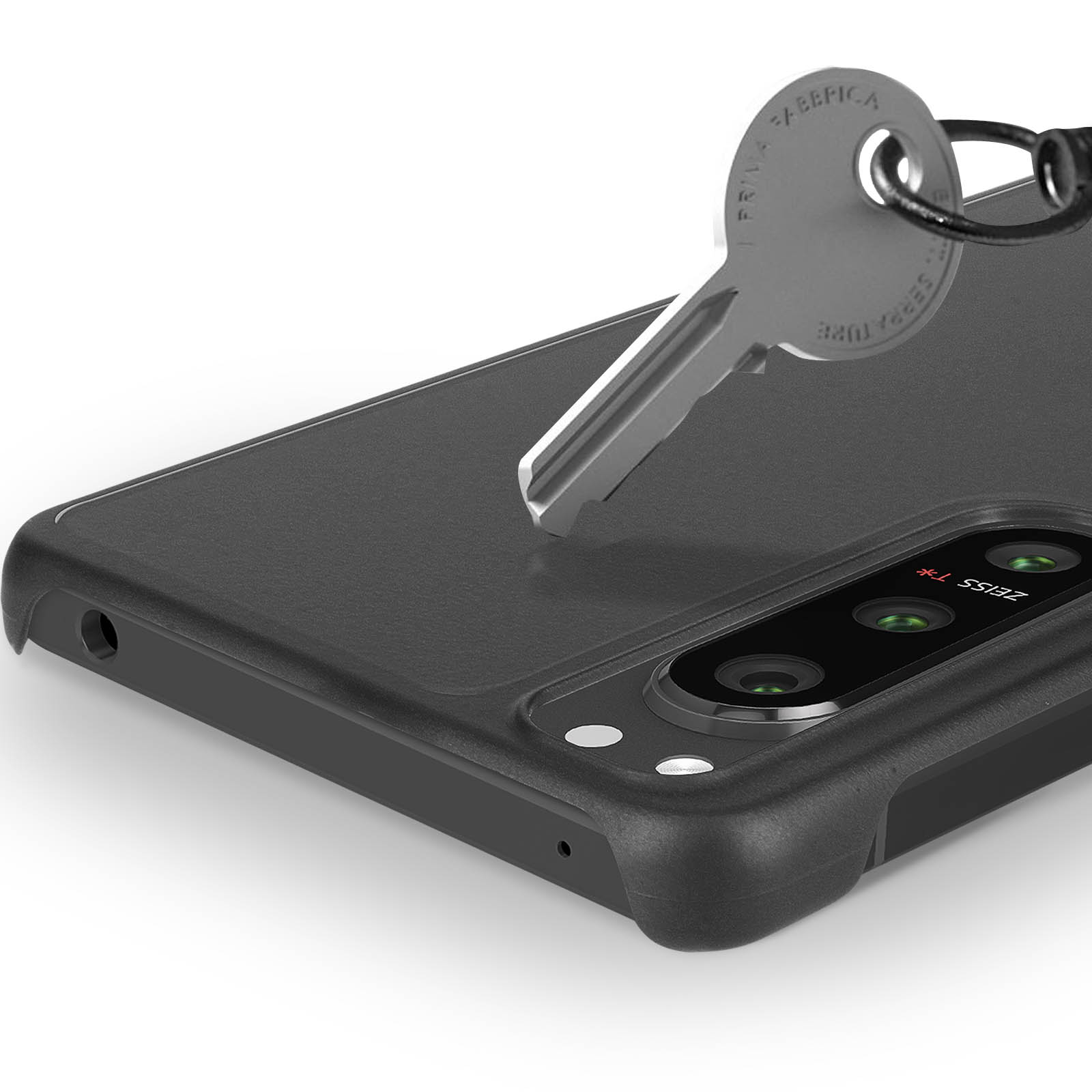 Ein Schlüssel und eine Handyhülle. Der Schlüssel berührt die Hülle. Die Hülle ist schwarz. Der Hintergrund ist weiß.