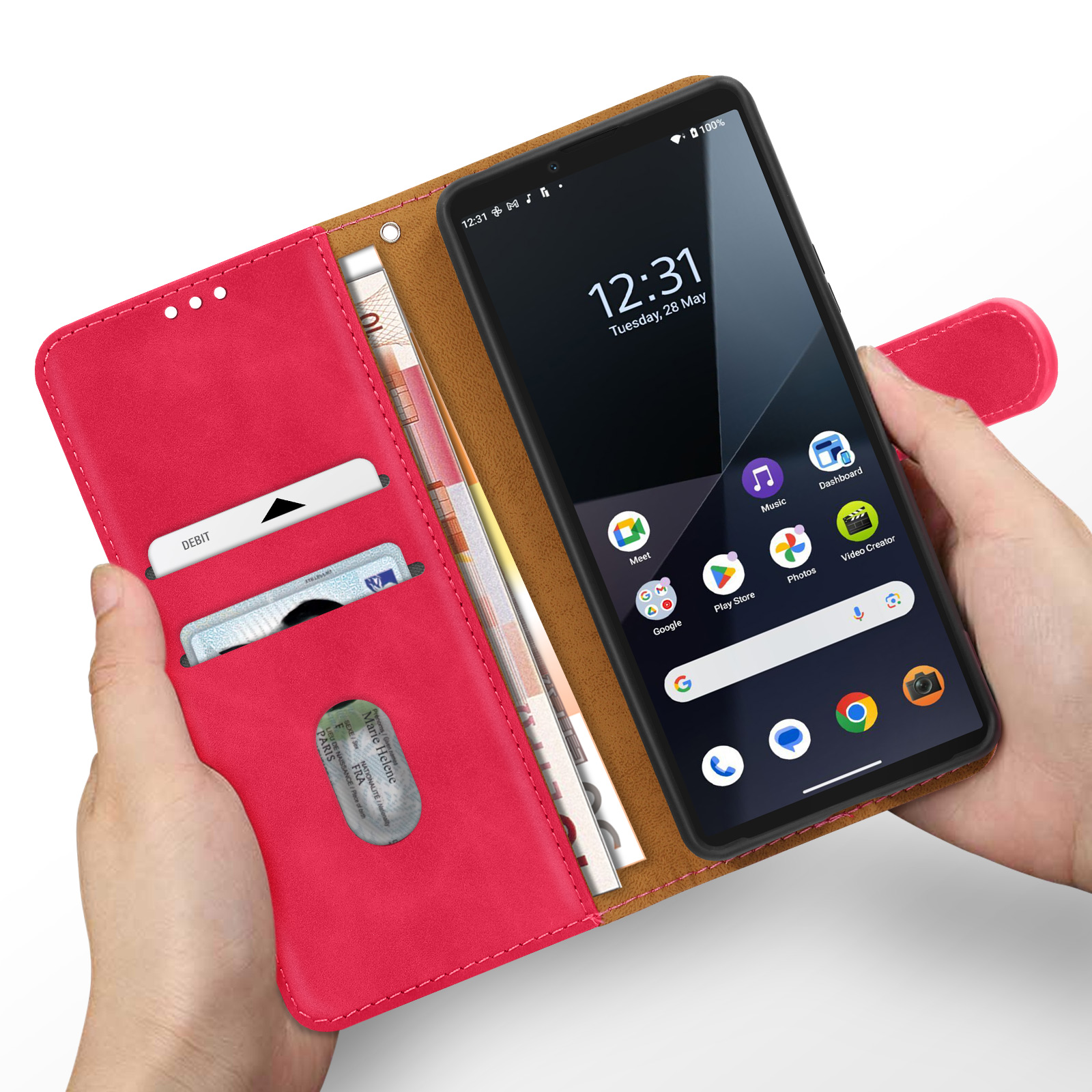Hände halten eine rote Brieftasche mit einem Telefon darin, offen mit Kartenfach und Geld.