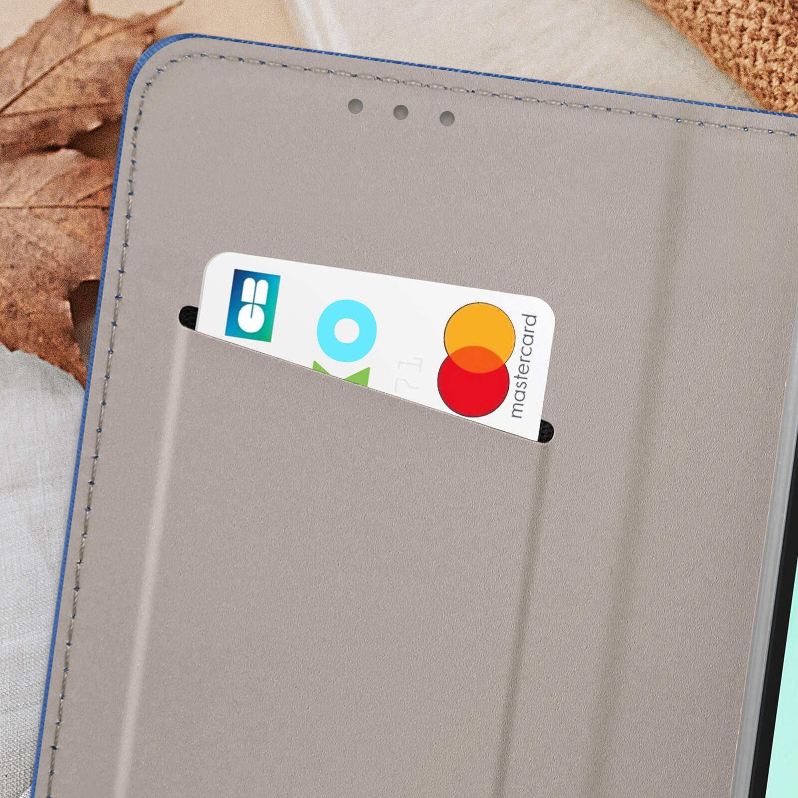 Una custodia per telefono con una carta nello slot. La carta ha diversi loghi.