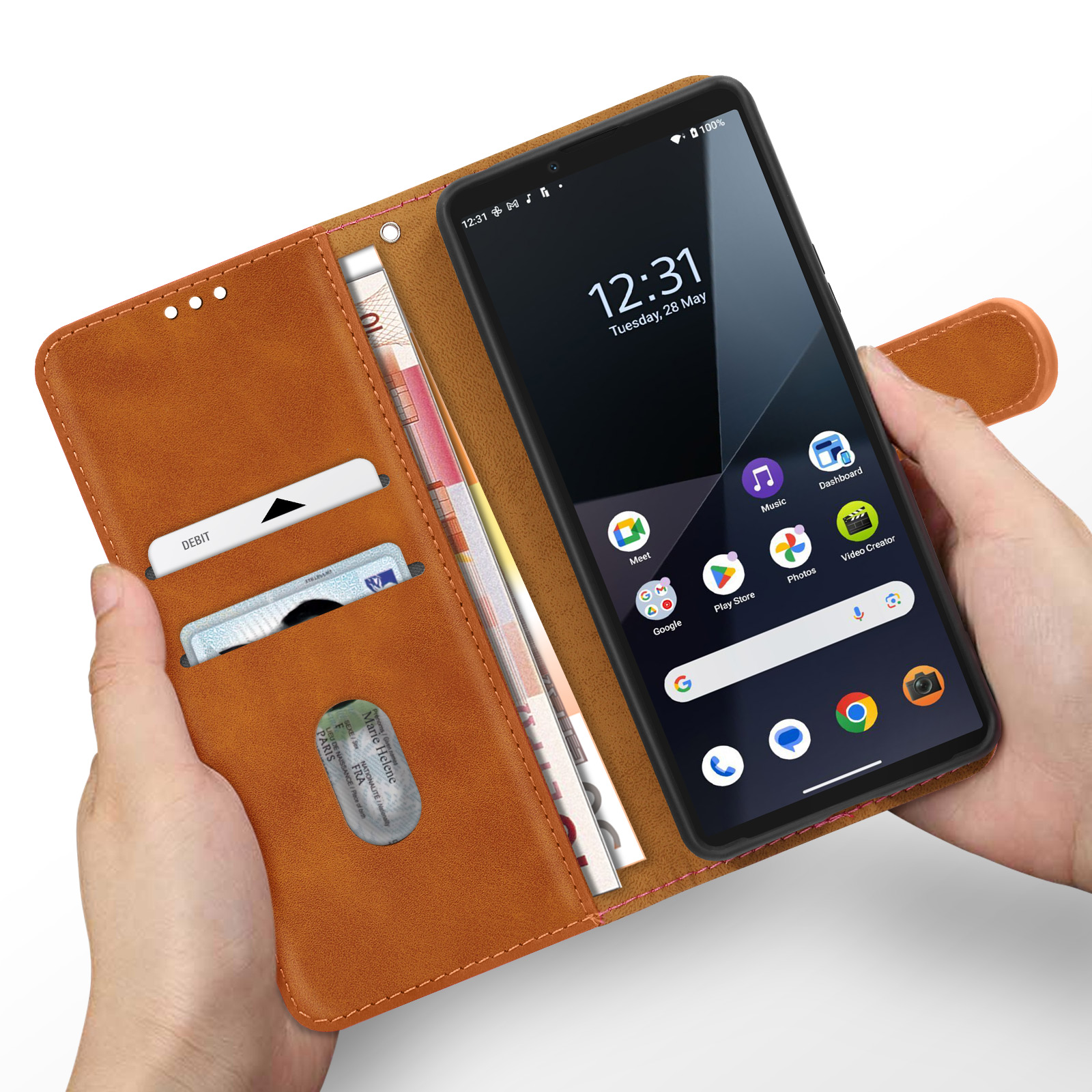 Una custodia per telefono in pelle marrone aperta, che rivela un telefono con l'ora visualizzata, carte di credito e banconote.