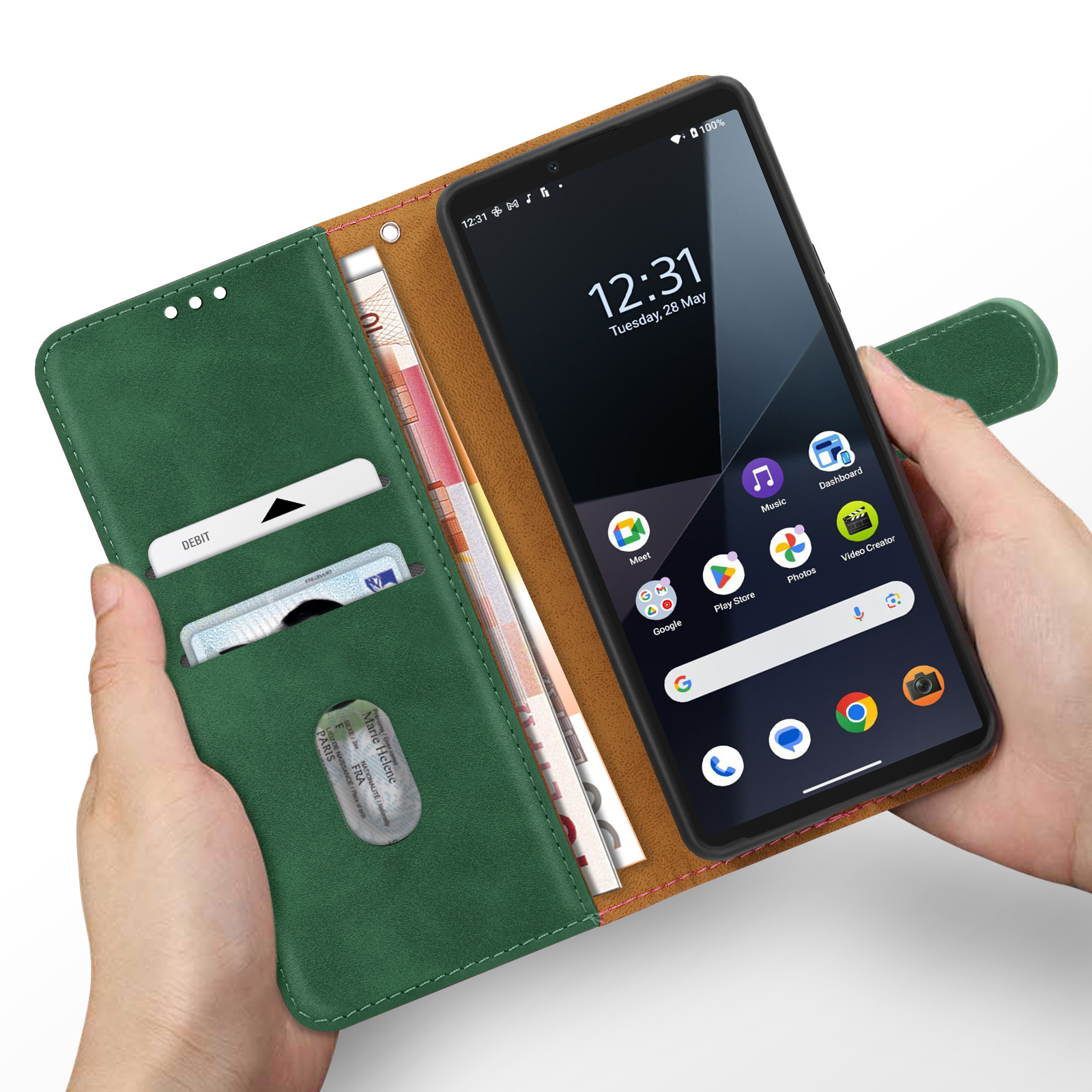 Una custodia per telefono verde a portafoglio con un telefono che mostra una schermata dell'app, un po' di denaro e carte.
