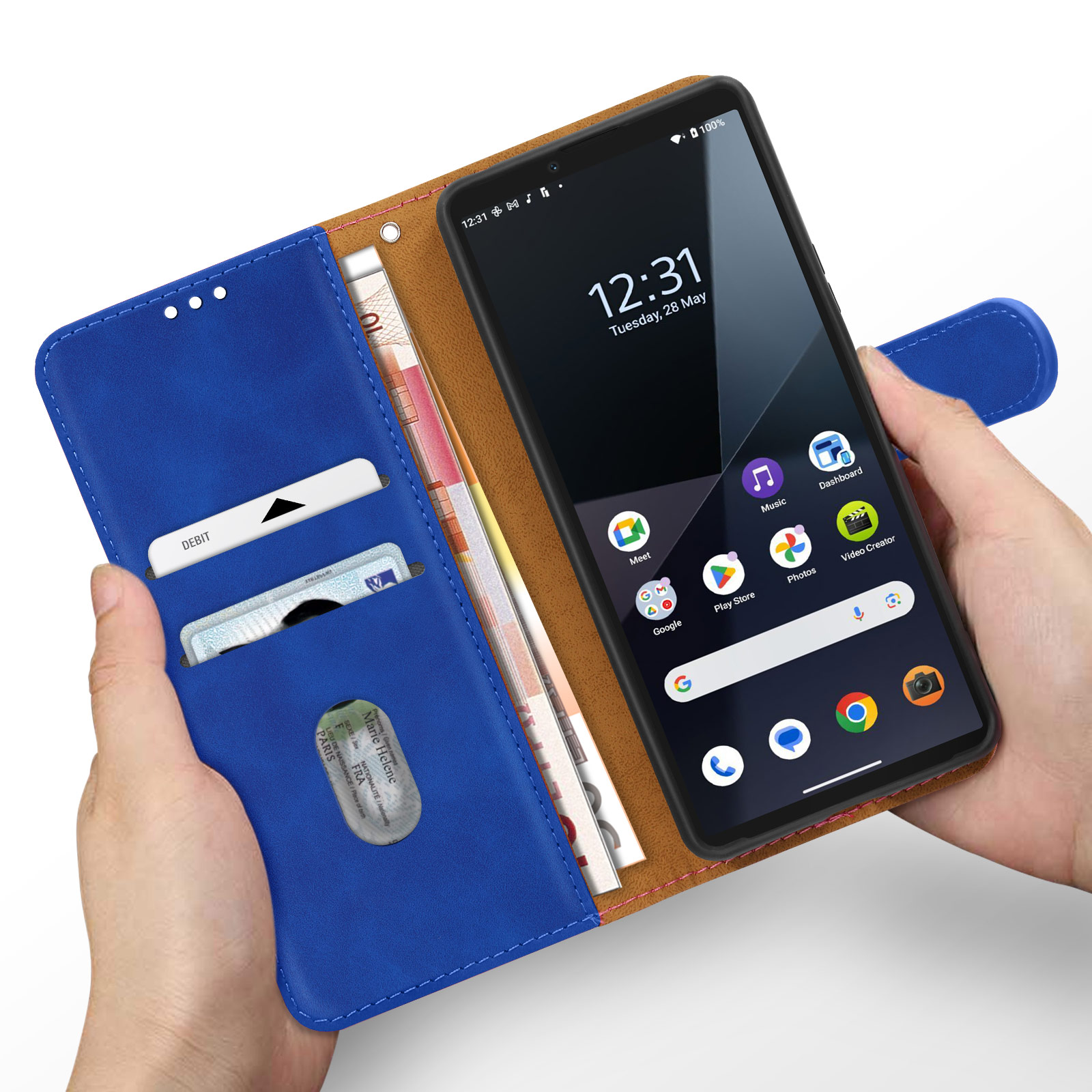 Geöffnete blaue Handyhülle mit Kreditkarten, Geld und Telefon, das die Uhrzeit 12:31, 28. Mai anzeigt.