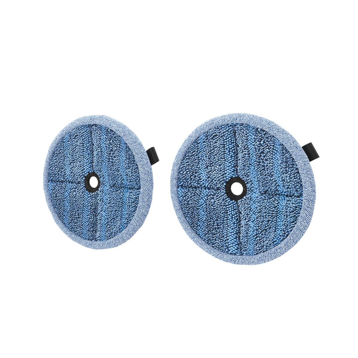 Dos cabezales de mopa redondos, azules, de microfibra con orificios centrales negros, aislados sobre fondo negro.