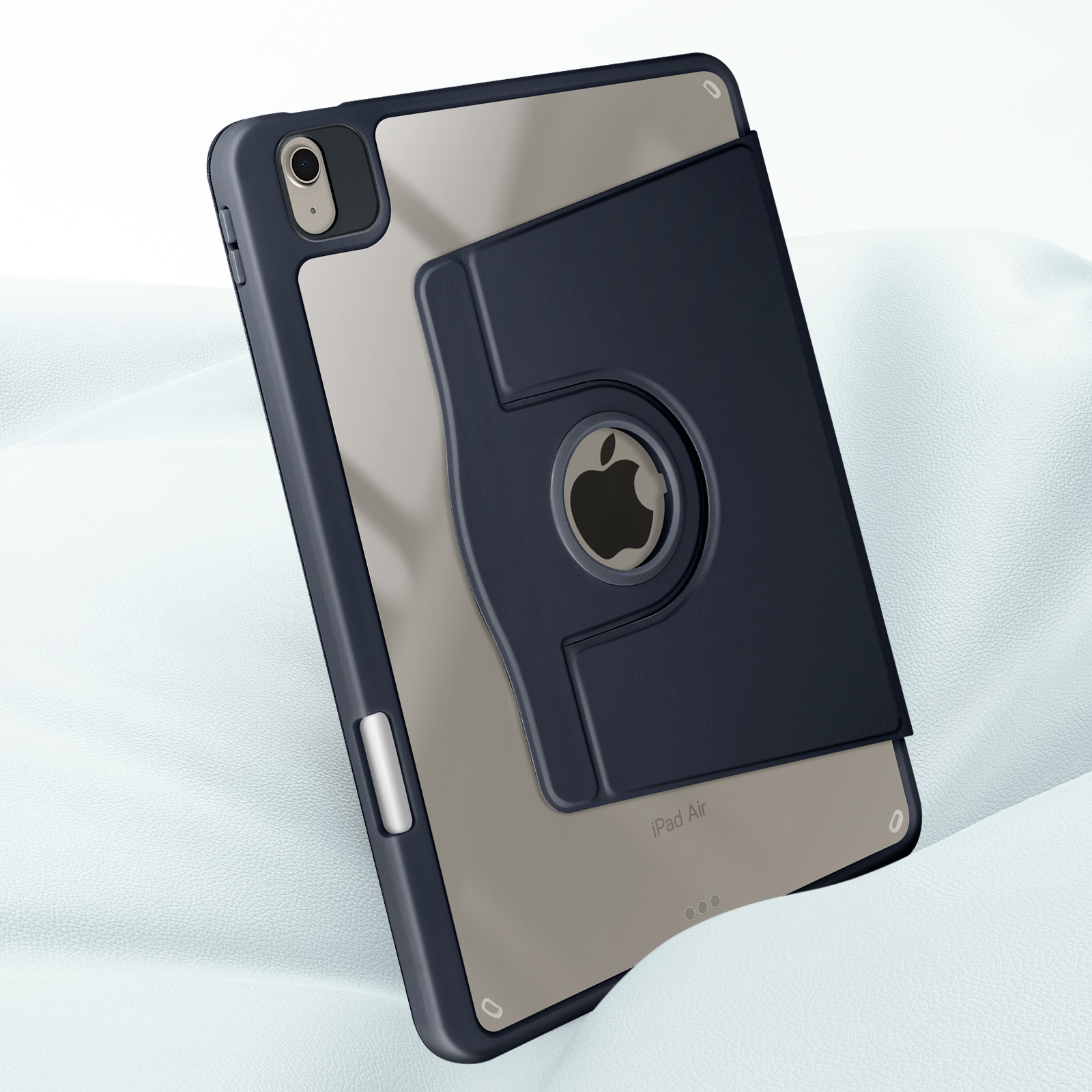 iPad Air in una custodia blu con una cover girevole. Su una superficie bianca strutturata.