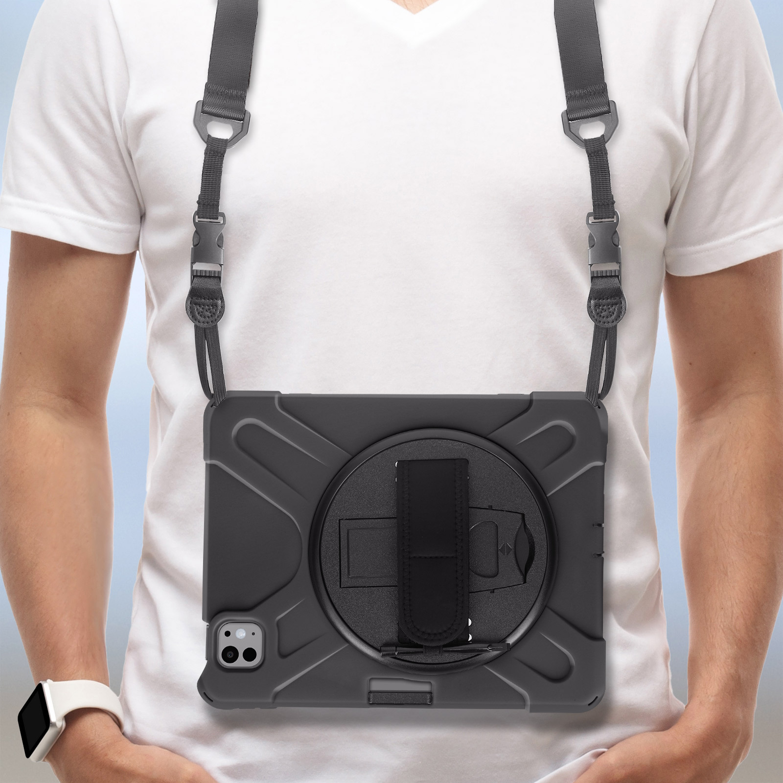 Tablet in einer schwarzen Hülle mit Trägern. Mann trägt die Hülle. Weißer Hintergrund.