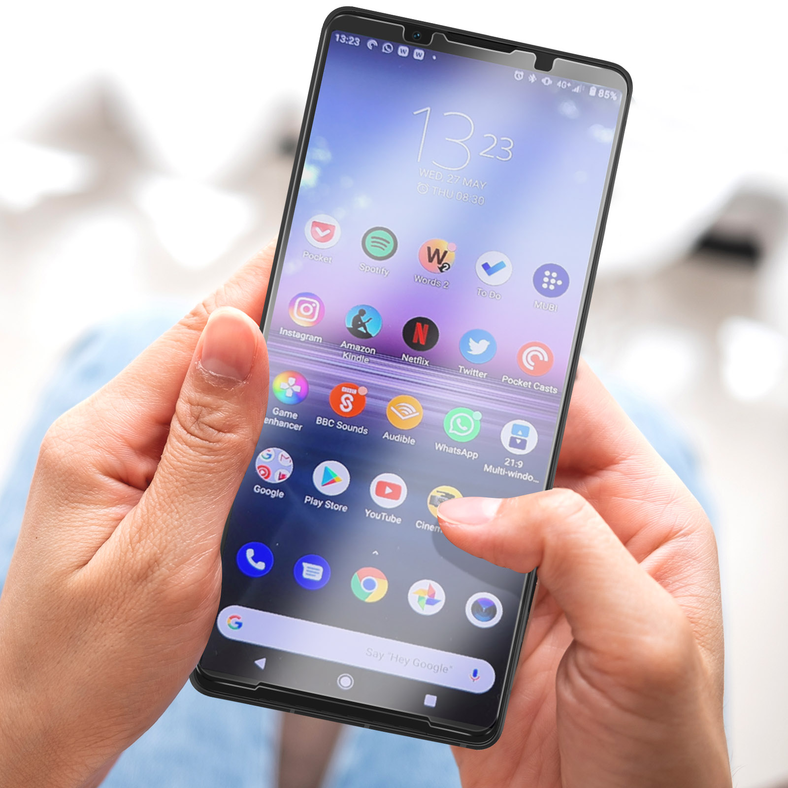 Smartphone con app in mostra, tenuto in mano, protezione schermo applicata.