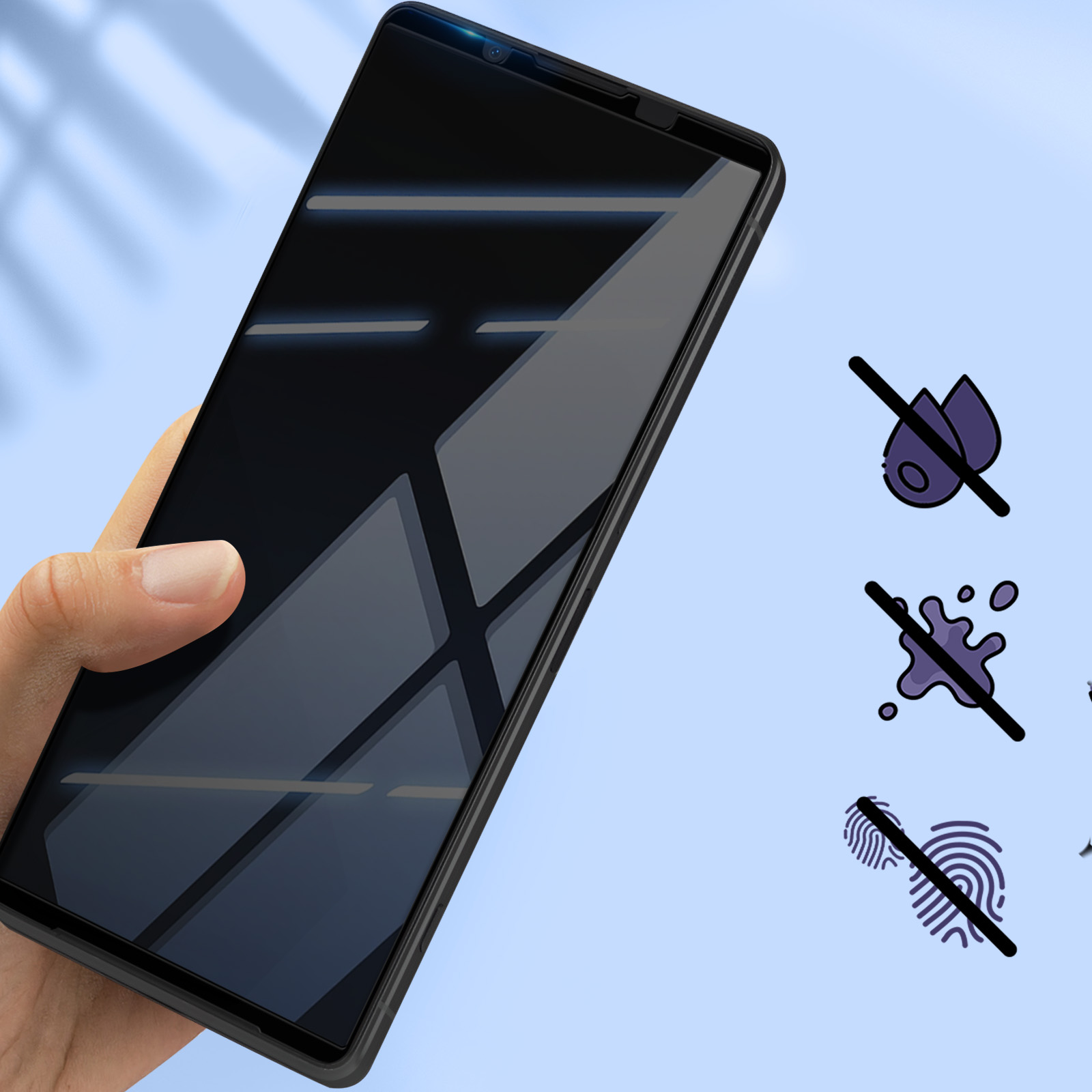 Una mano che tiene un telefono nero con icone che mostrano protezione da acqua, macchie e impronte digitali.