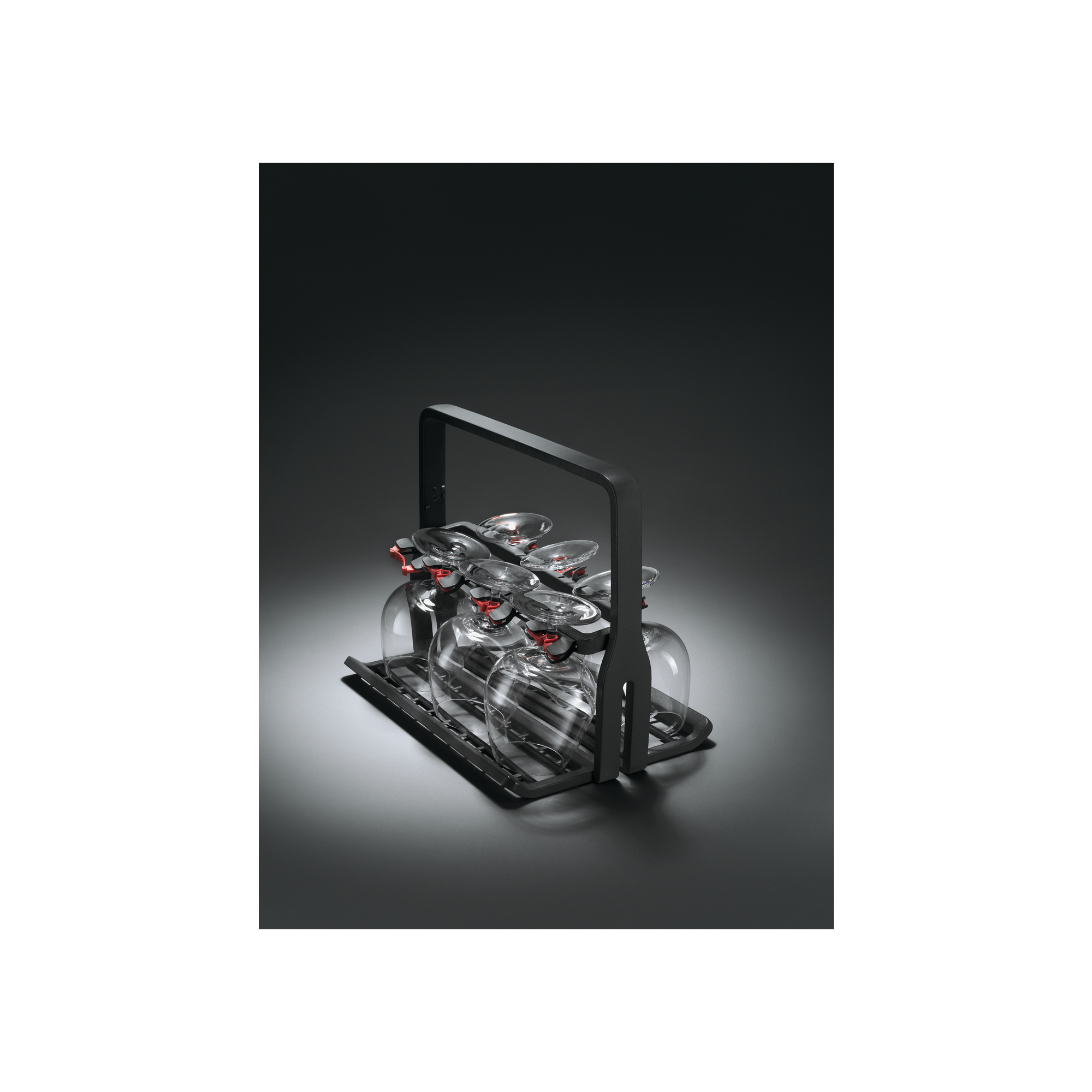 Stojak do zmywarki z kieliszkami do wina. Szklanki są przezroczyste i umieszczone w stojaku.