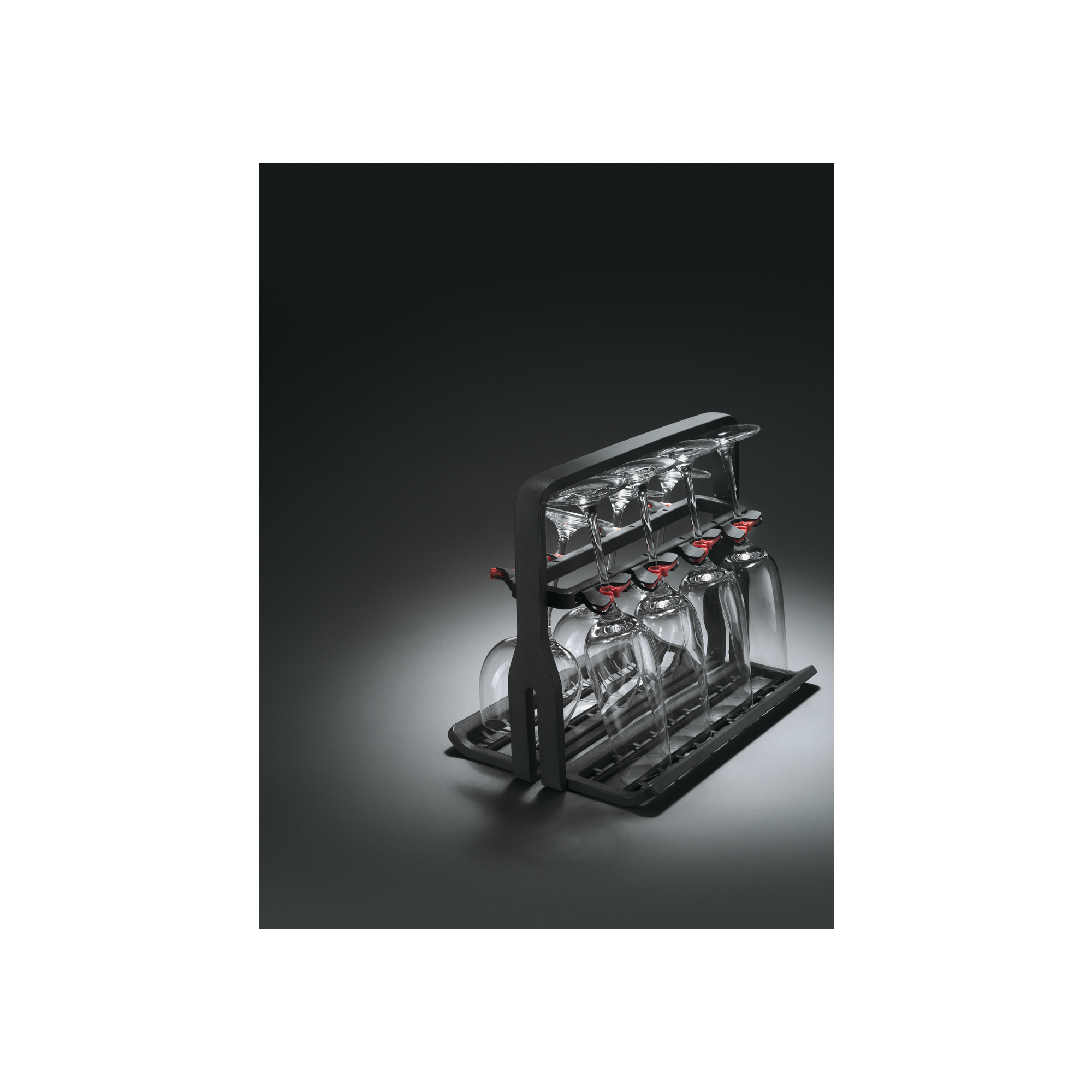 Stojak na kieliszki z kieliszkami do wina i ciemnym tłem. Kieliszki są przezroczyste.