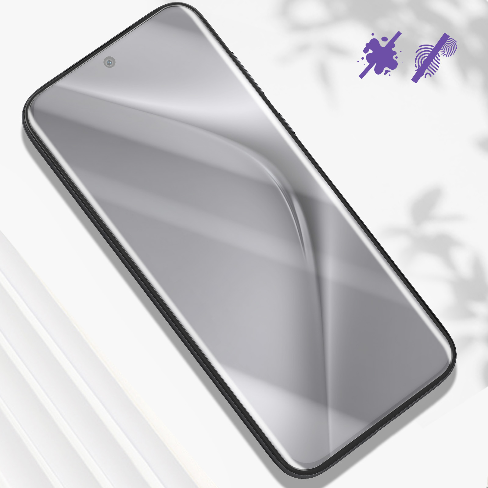 Proteggi schermo per telefono, lucido, argento. Piccolo foro per fotocamera. Sfondo bianco.