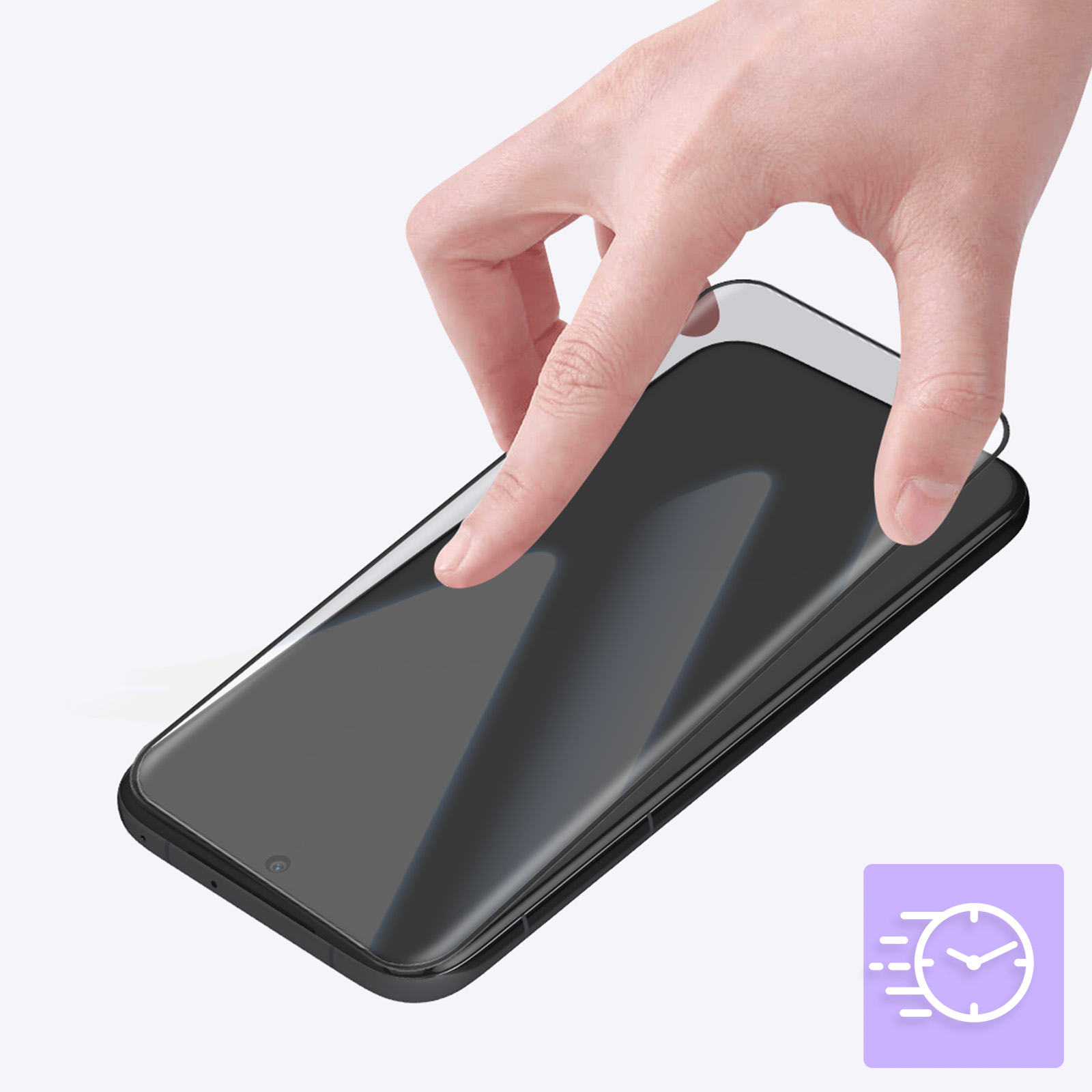 Mano che applica una protezione per lo schermo a un telefono. Telefono nero su superficie bianca.