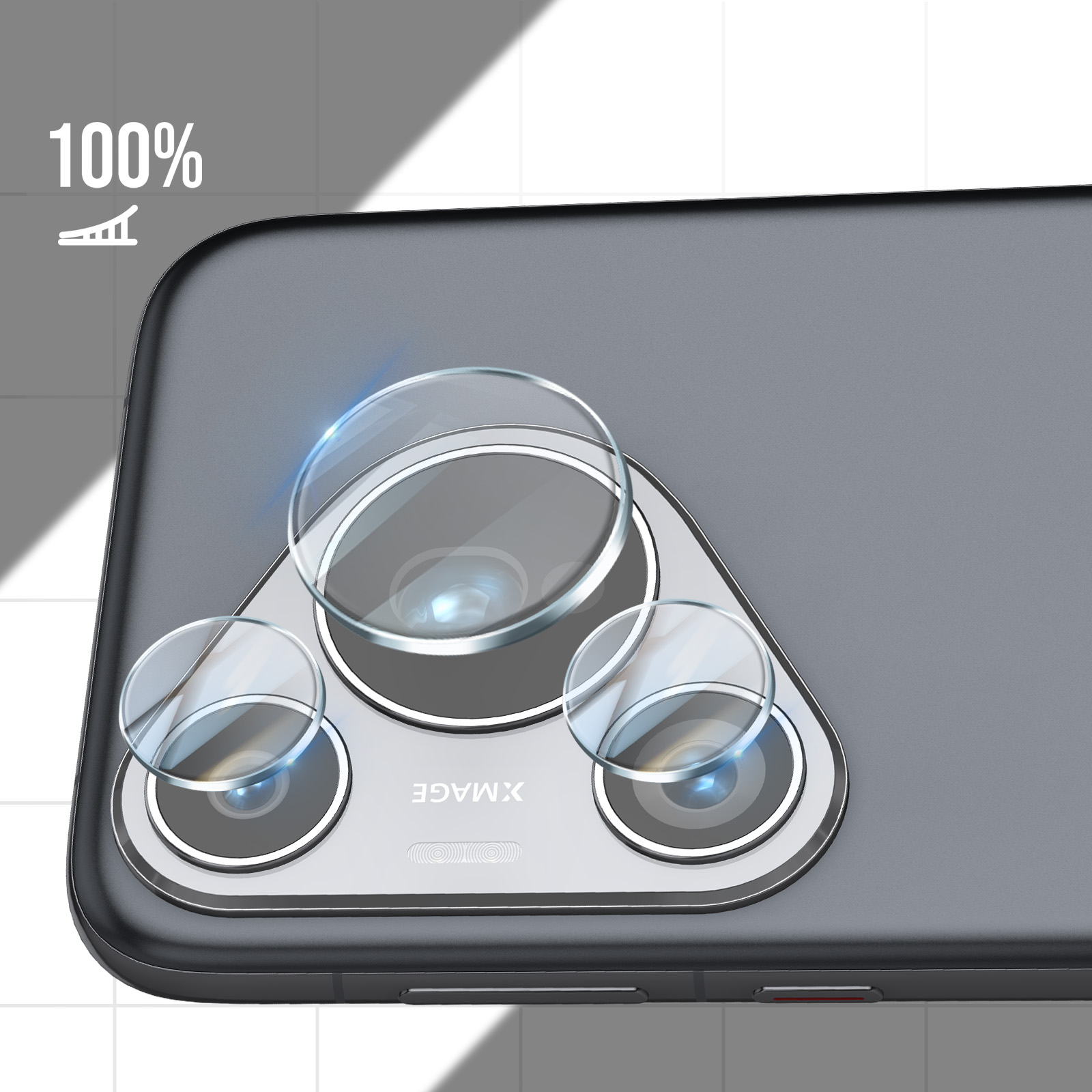 Primo piano di una fotocamera del telefono con tre lenti. Il telefono è grigio. Sfondo bianco.
