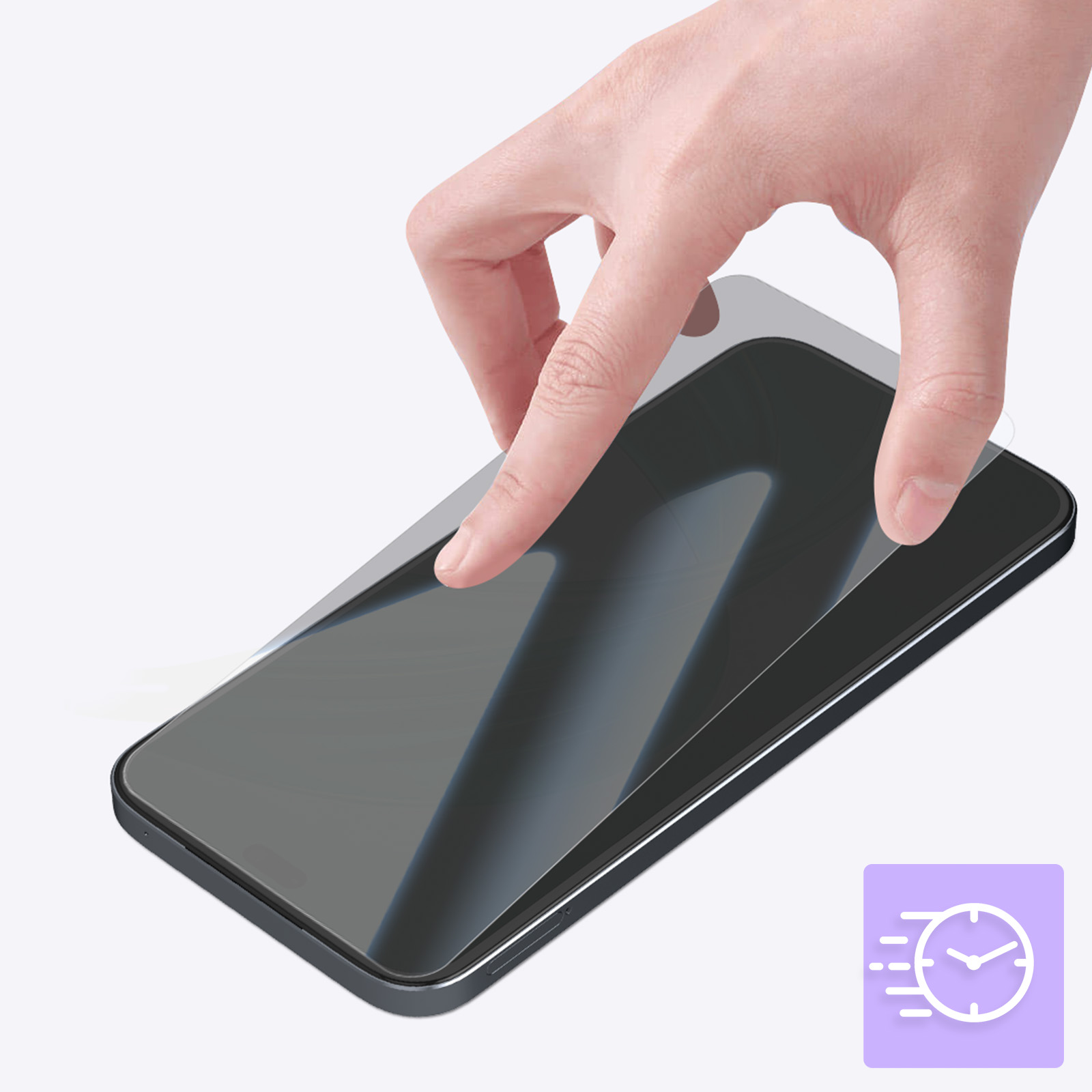 Una mano sta applicando una protezione per lo schermo a un telefono.