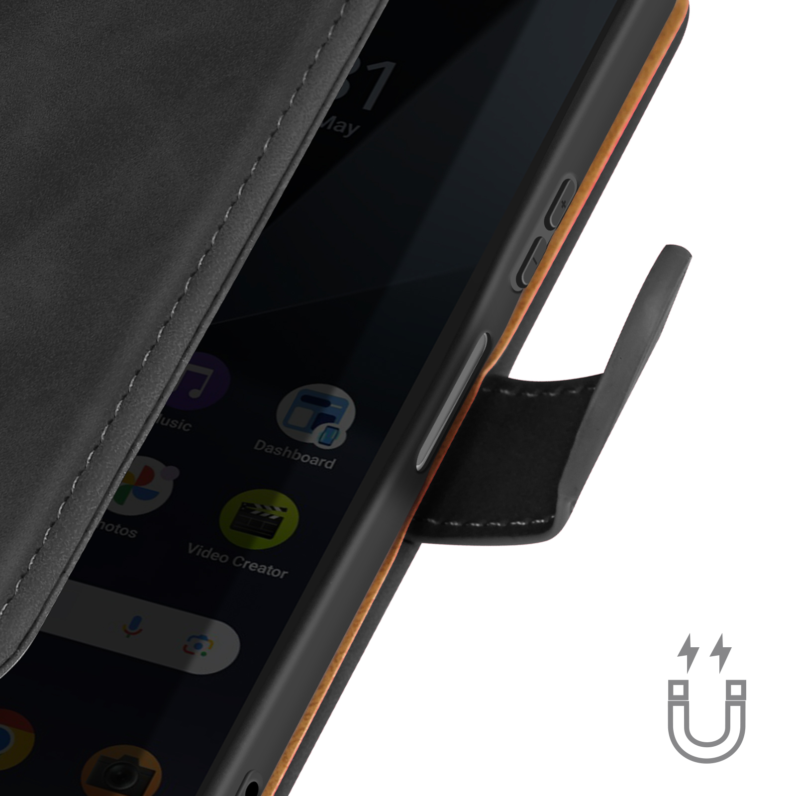 Primo piano di un telefono nero in una custodia in pelle con chiusura magnetica.