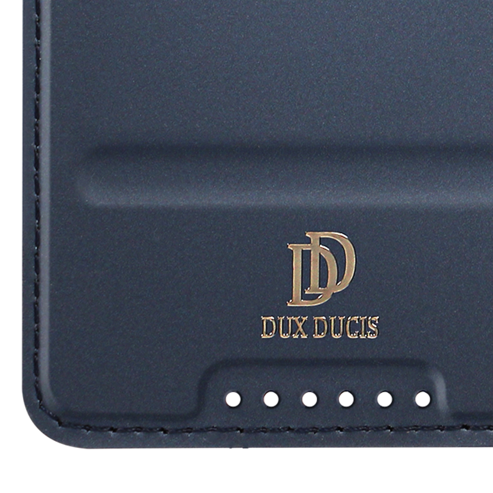 Un gros plan sur une coque de téléphone bleu foncé avec le logo doré de DUX DUCIS.