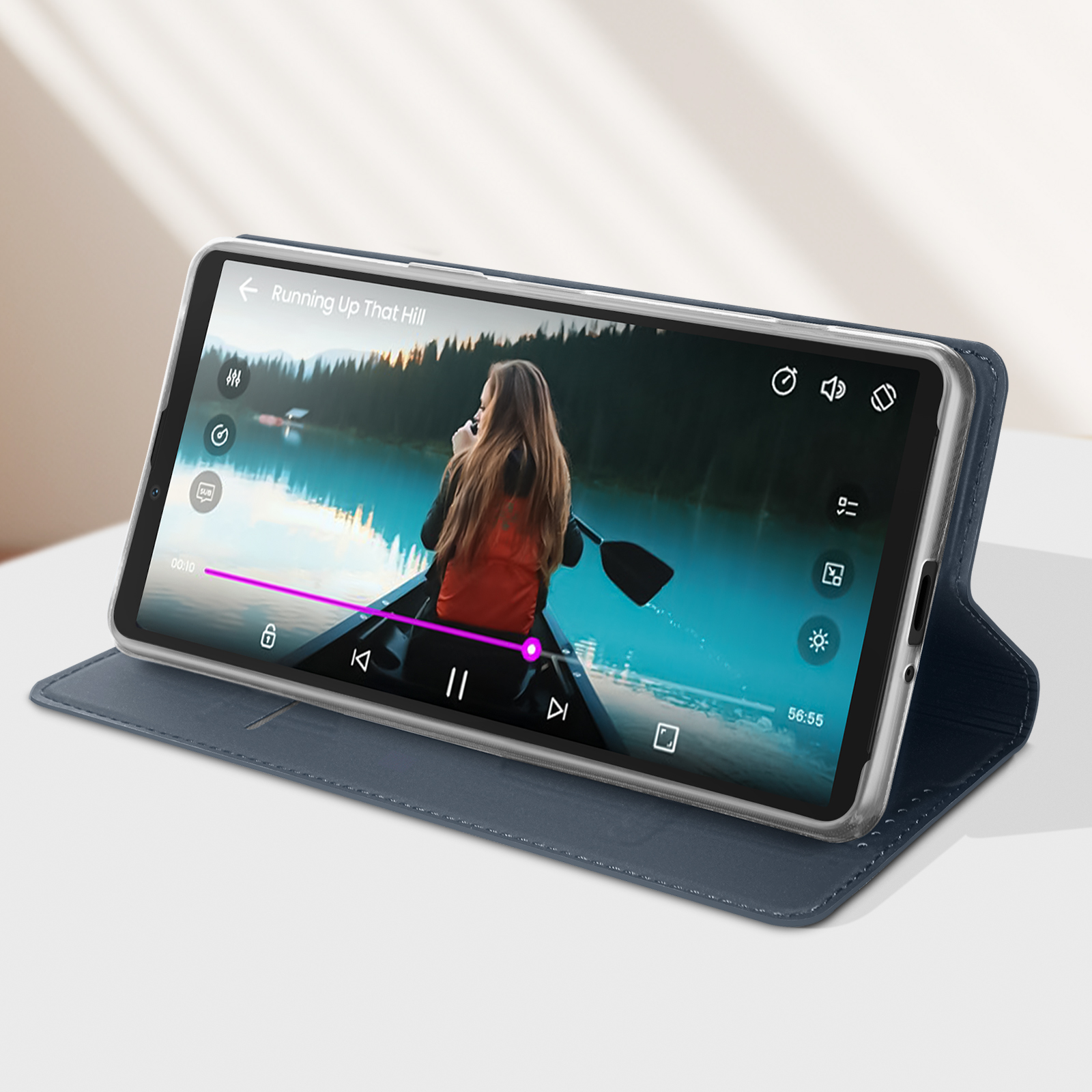 Un téléphone dans un étui bleu, montrant une vidéo d'une femme faisant du kayak. Le téléphone est ouvert.