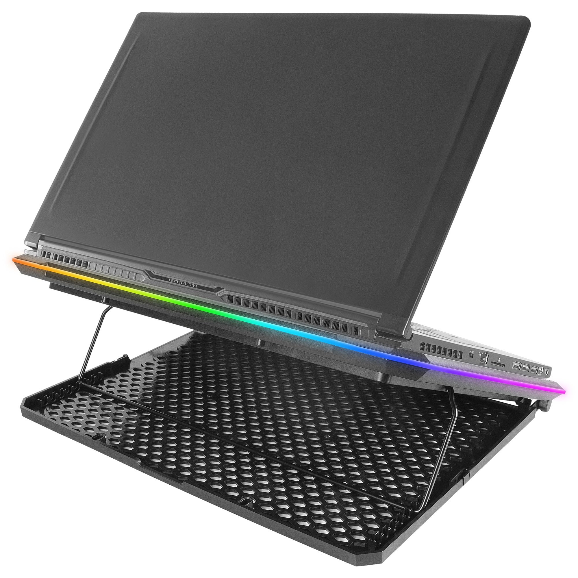 Laptop sobre una base de refrigeración, negro y abierto. Luces atrás.
