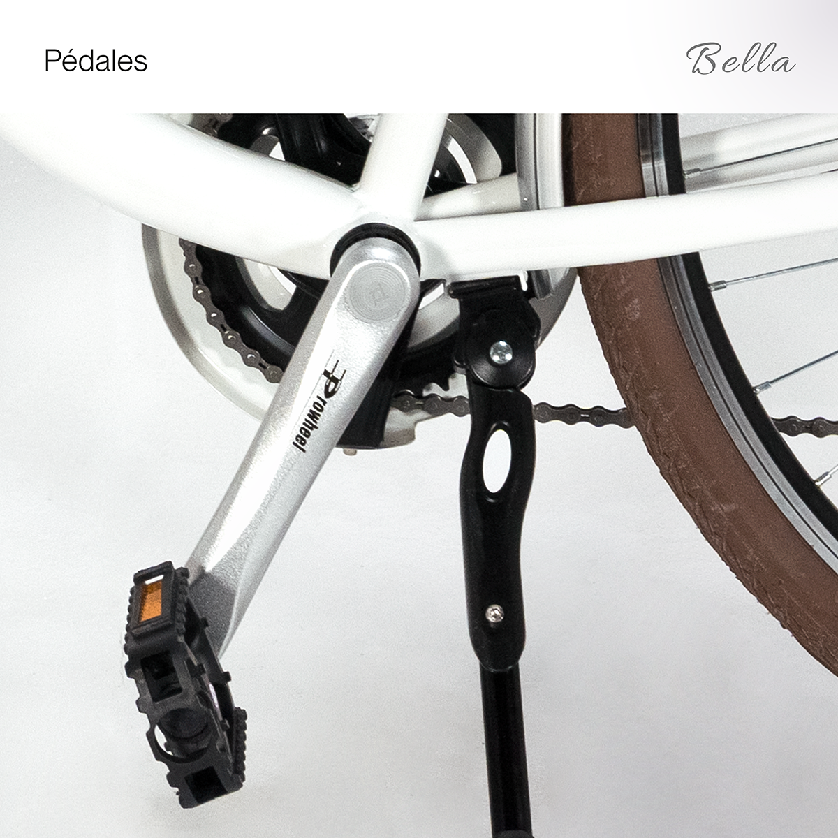 Nahaufnahme eines Fahrradpedals und eines Ständers. Das Pedal ist silberfarben mit schwarzer Fußstütze.